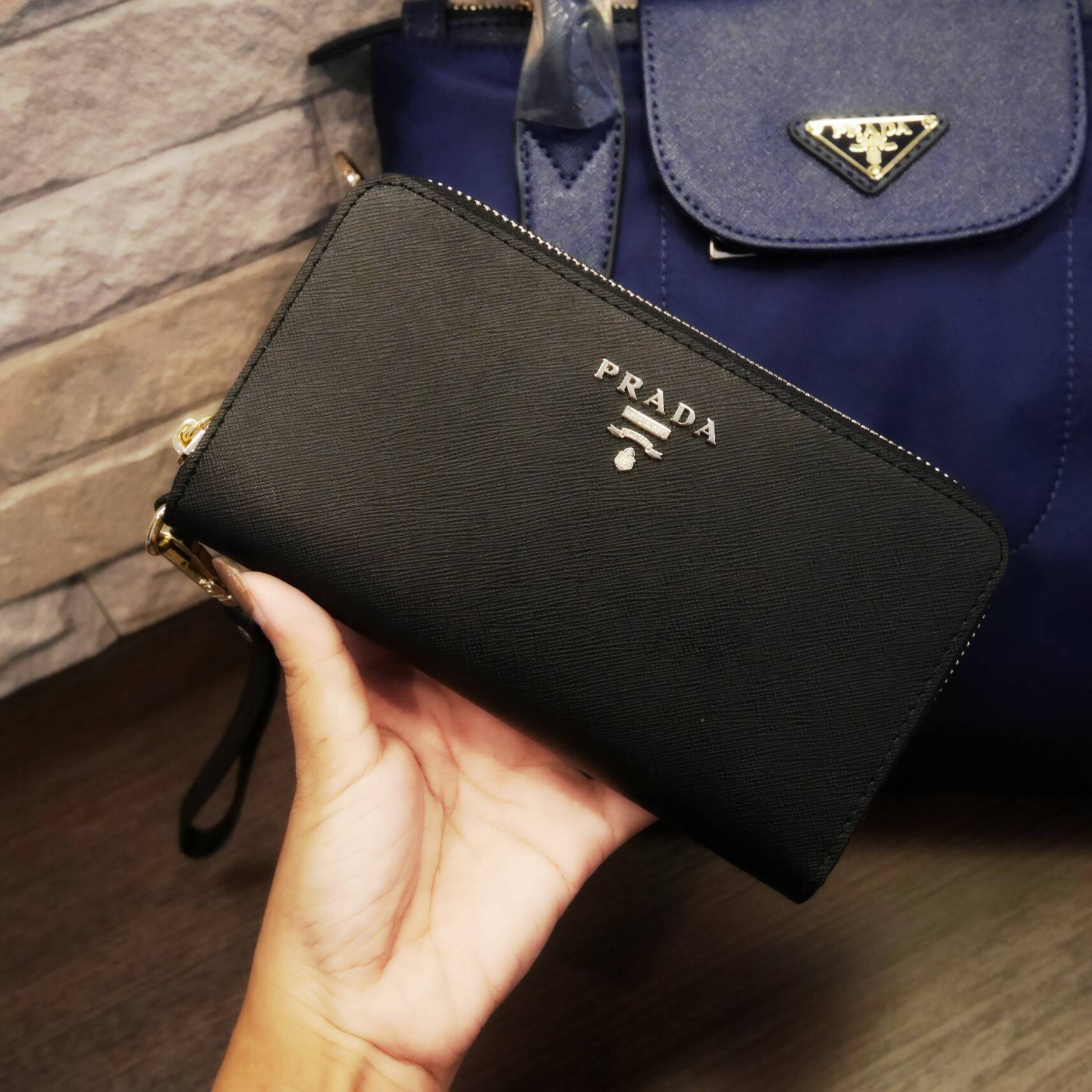 New arrival ! รุ่นที่รอคอย เข้าแล้วค้า กับ Prada Wallet Saffiano กระเป๋าสตางค์ซิปรอบ รับทรัพย์ **พร้อมสายคล้องมือ เปิดปิดด้วยซิป อะไหล่ทอง ปั้มแบรนด์ ทั้งใบ **จุดเด่น มีช่องใส่มือถือ ได้ถึง iphone7+ ใส่บัตรได้หลายช่อง ด้านในมีช่องซิปแยกอีก1ช่อง แถมยังมี ช