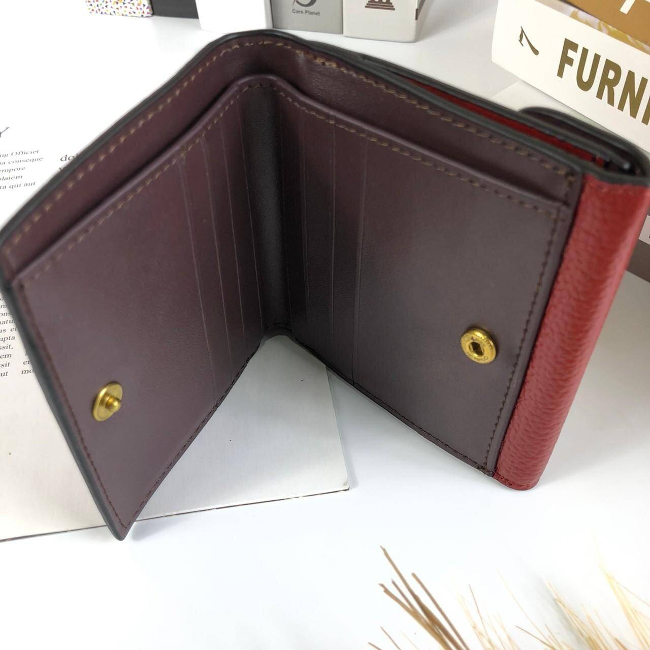 กระเป๋าสตางค์ใบสั้น COACH สามารถใช้งานได้ทั้งด้านหน้าและด้านหลัง