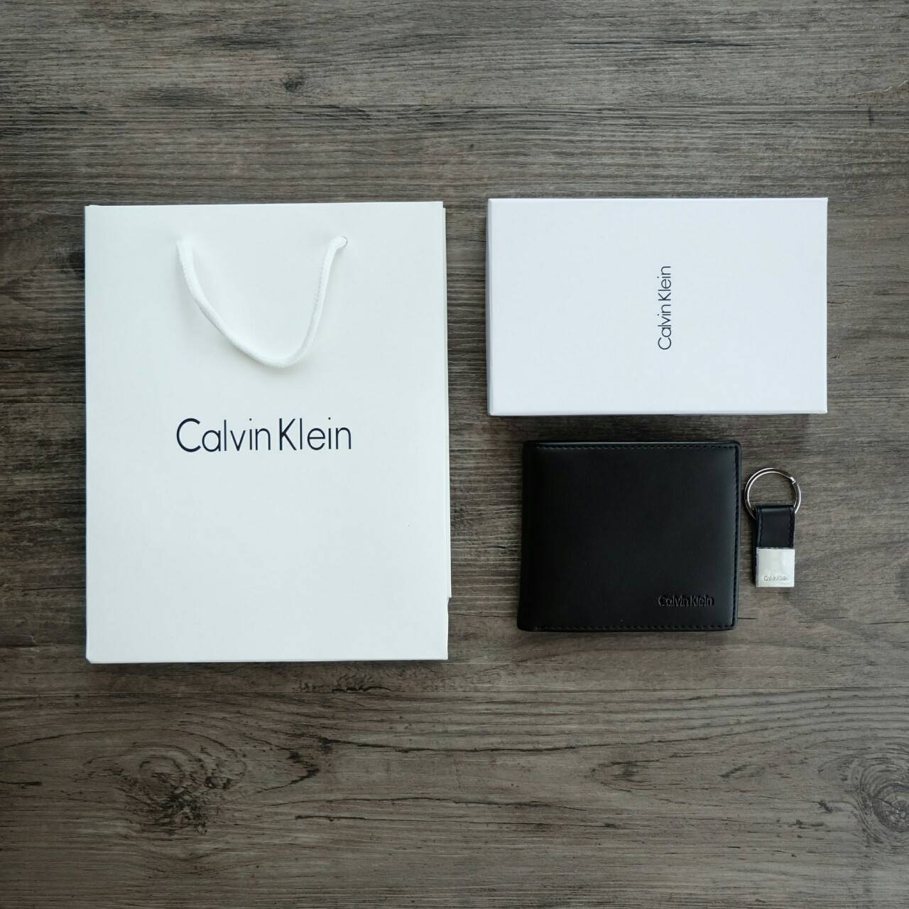 Calvin Klein Leather Bookfold with Key Fob Set กระเป๋าสตางค์ใบสั้น Set สุดคุ้มมอบให้เป็นของขวัญ หรือใช้เองก็แนะนำค่ะ