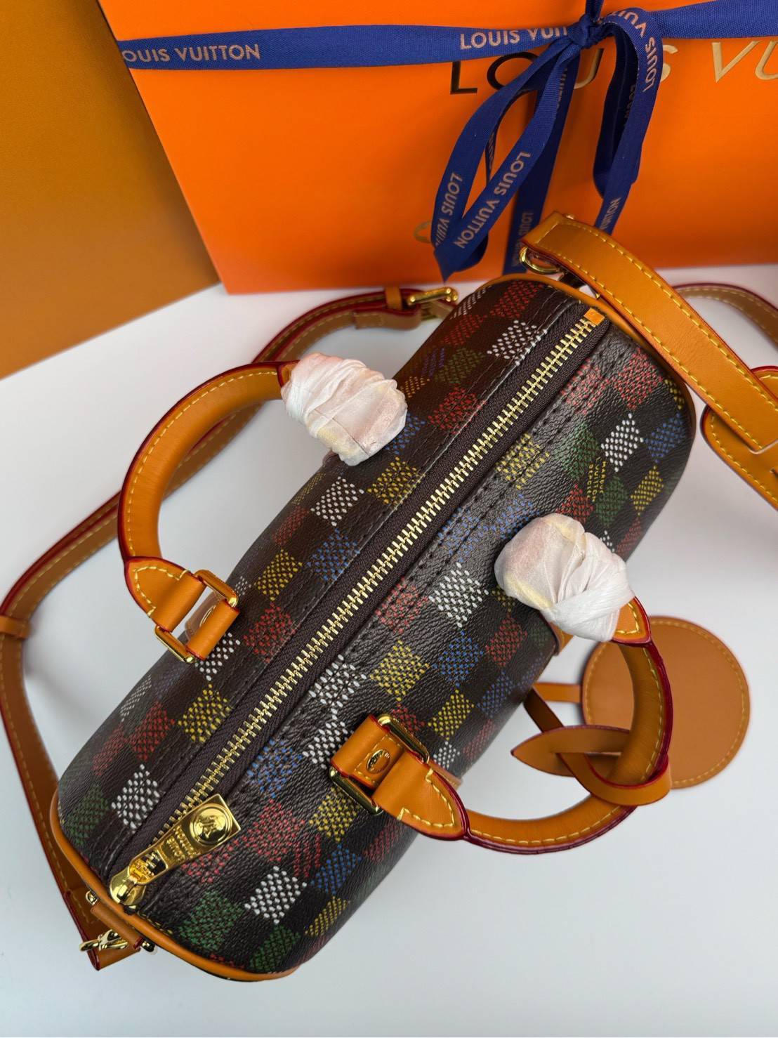 ORI หนังแท้ | LV Keepall Bandoulière 25 Bag กระเป๋าทรงหมอนซิตี้ ดีไซน์ใหม่จาก LV Vers Damier Ebene โดดเด่นที่ลายช่องสี่เหลี่ยมดุจระบายสีด้วยมือพิมพ์ลงบนลายตารางหมากรุก แต่งดีเทลหรูหราผสานอดีตเข้ากับปัจจุบันได้อย่างมีสไตล์