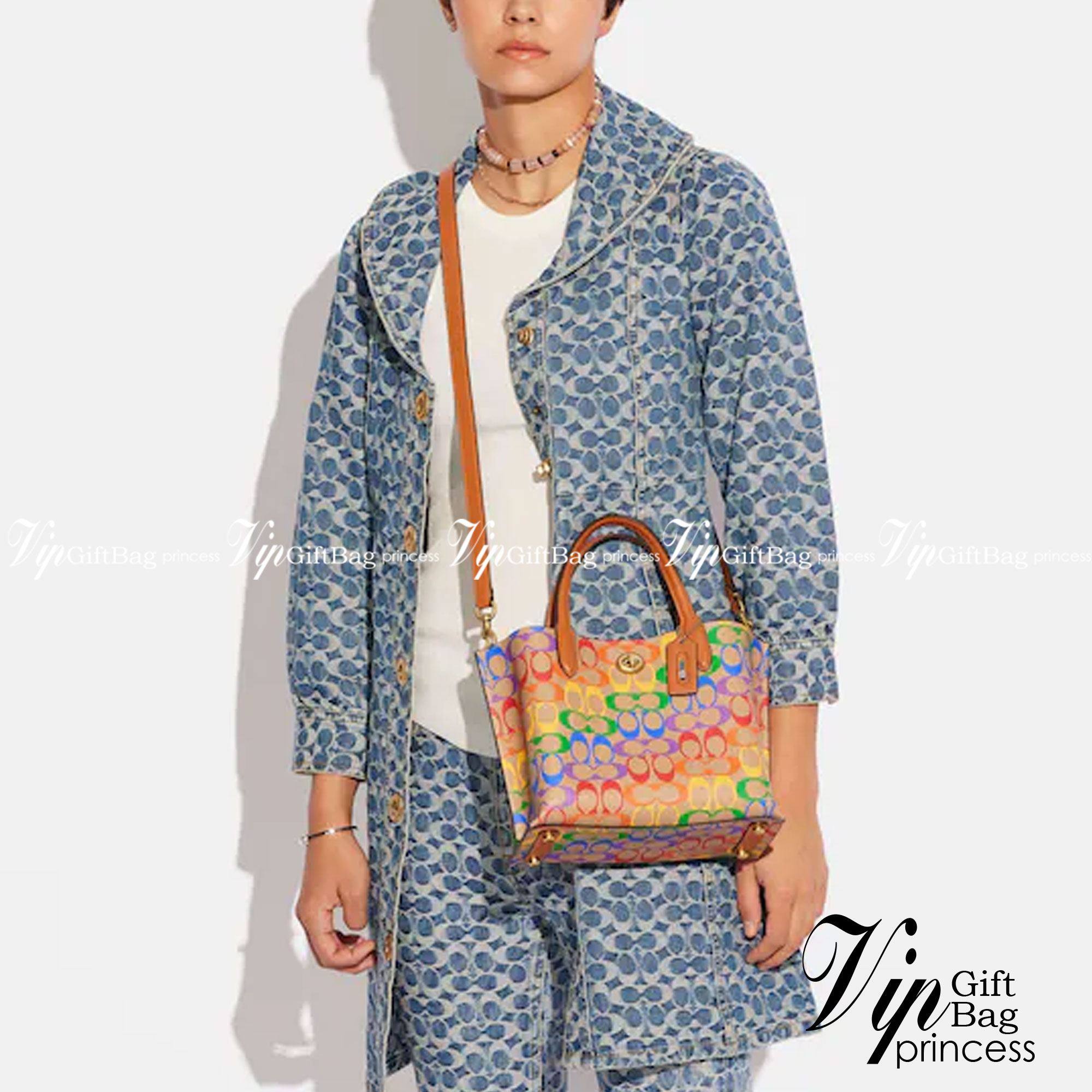 COACH CA102 WILLOW TOTE 24 IN RAINBOW SIGNATURE CANVAS ไปให้สุดกับความเลิศของลวดลายสายรุ้ง ที่แต่งแต้มลงบนกระเป๋าทรงโท้ท ไซส์กำลังสวย พกพาได้สะดวก มีตัวบิดล็อคที่ปากกระเป๋าด้านหนึ่ง และกระดุมแม่เหล็กอีกด้านหนึ่ง ภายในโล่งกว้าง เก็บของได้เป็นสัดส่วนไปเลย ม