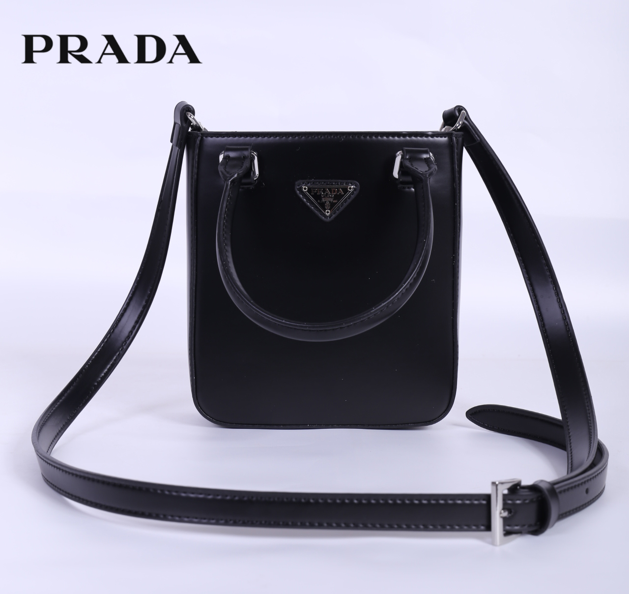 PRADA Small brushed leather tote กระเป๋าTote ขนาดเล็กที่มีดีไซน์ทรงเหลี่ยมโฉบเฉี่ยว วัสดุจากหนังเงาซึ่งเป็นวัสดุที่โดดเด่นของแบรนด์มาตั้งแต่ยุค 90'