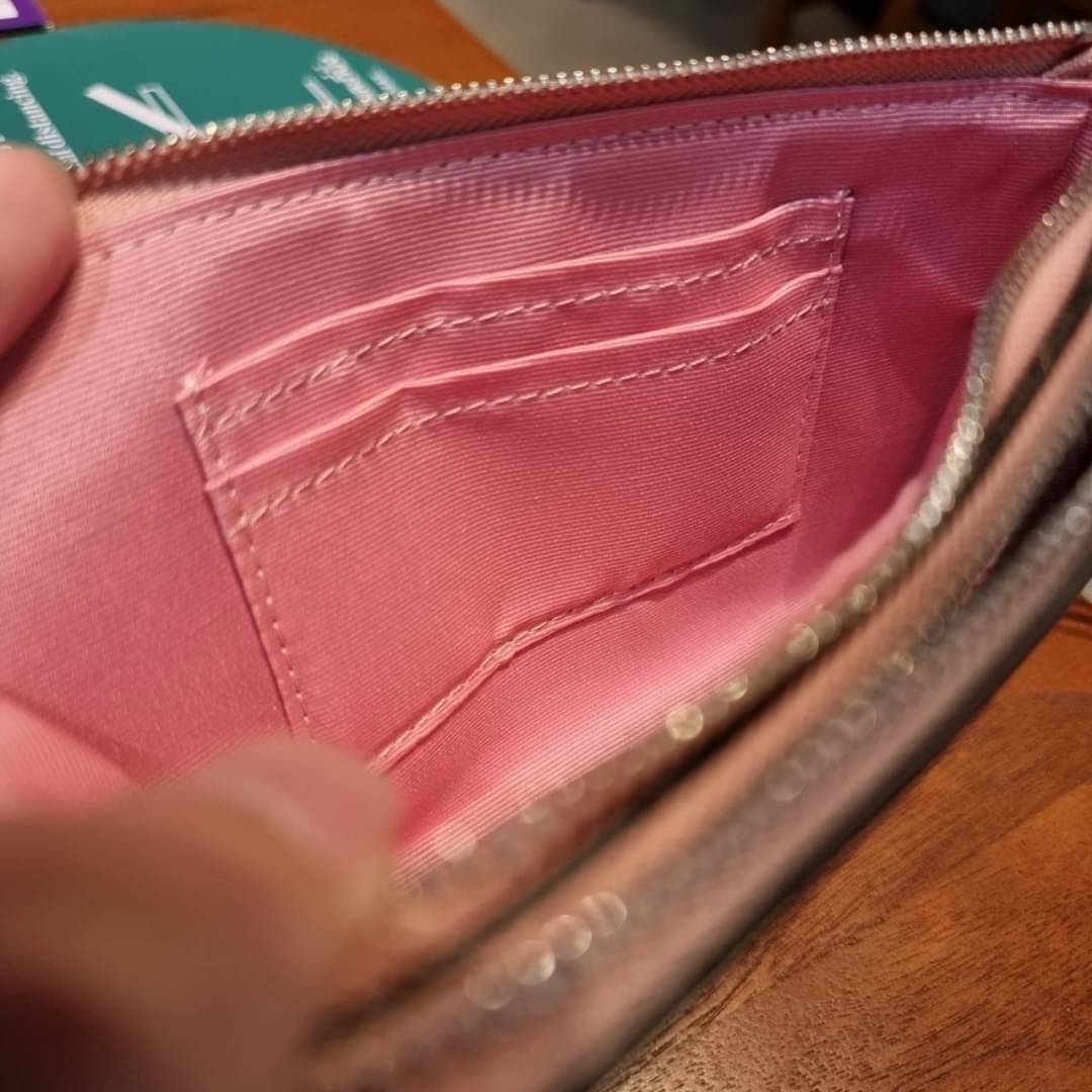 COACH F87591 DOUBLE CORNER ZIP WALLET IN SIGNATURE COATED CANVAS คล้องมือรุ่น 2 ซิป!! มาแล้วจ้า 🌟🤗 ไซส์นี้คือเหมาะมือจริงๆ พกง่ายเช่นเคย ไม่ต้องกังวลว่าจะเกะกะหรือกินพื้นที่กระเป๋าหลัก วัสดุหนังแคนวาสเคลือบลาย มีช่องหลักแยก 2 ช่อง ภายในบุผ