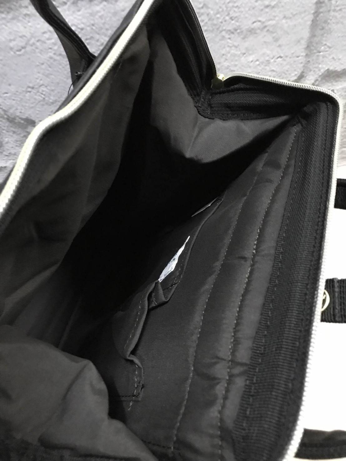 เป้ฮิตติดชาร์จกับ Anello รุ่น The emporium dark brown(limited edition) ขนาดมินิ กำลังดี วัสดุผ้าแคนวาสสลับหนัง polyester ปากกระเป๋ากว้างมีโครง มีตัวล้อคที่หูจับ ด้านหลังมีซิปสะดวกต่อการหยิบของภายใน ด้านข้างมีช่องทั้งสองข้าง กว้างจุได้เยอะ น้ำหนักเบา ดูแลร