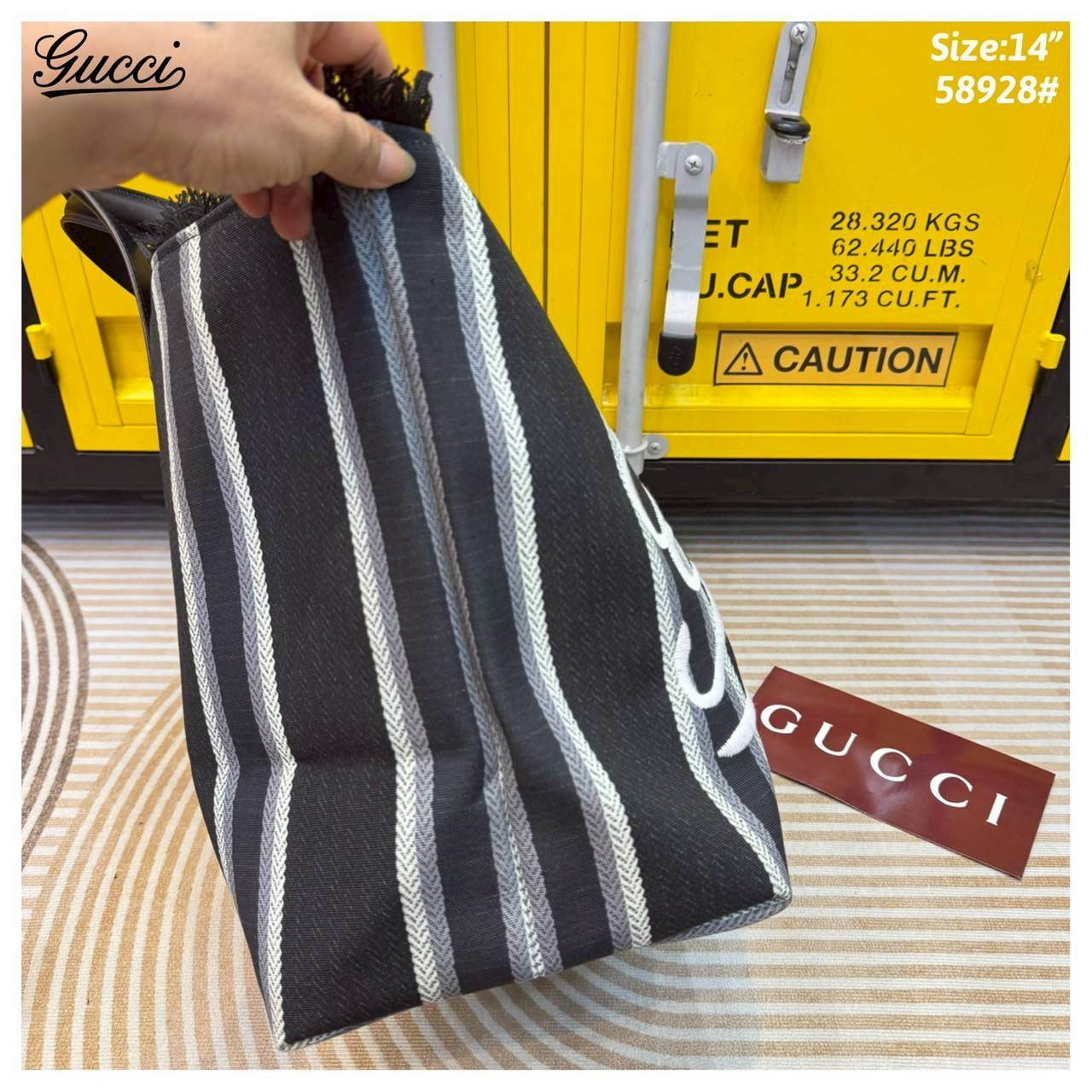 Gucci Embroidered large canvas tote bag Variation multicolor canvas กระเป๋าสะพายทรงโท้ทใบใหญ่ โดดเด่นผ้าแคนวาสฝ้ายลายทางสะดุดตา ตกแต่งด้วยงานปักลาย Gucci ด้านหน้า คอลเลคชั่นฤดูใบไม้ผลิ/ฤดูร้อน 2025