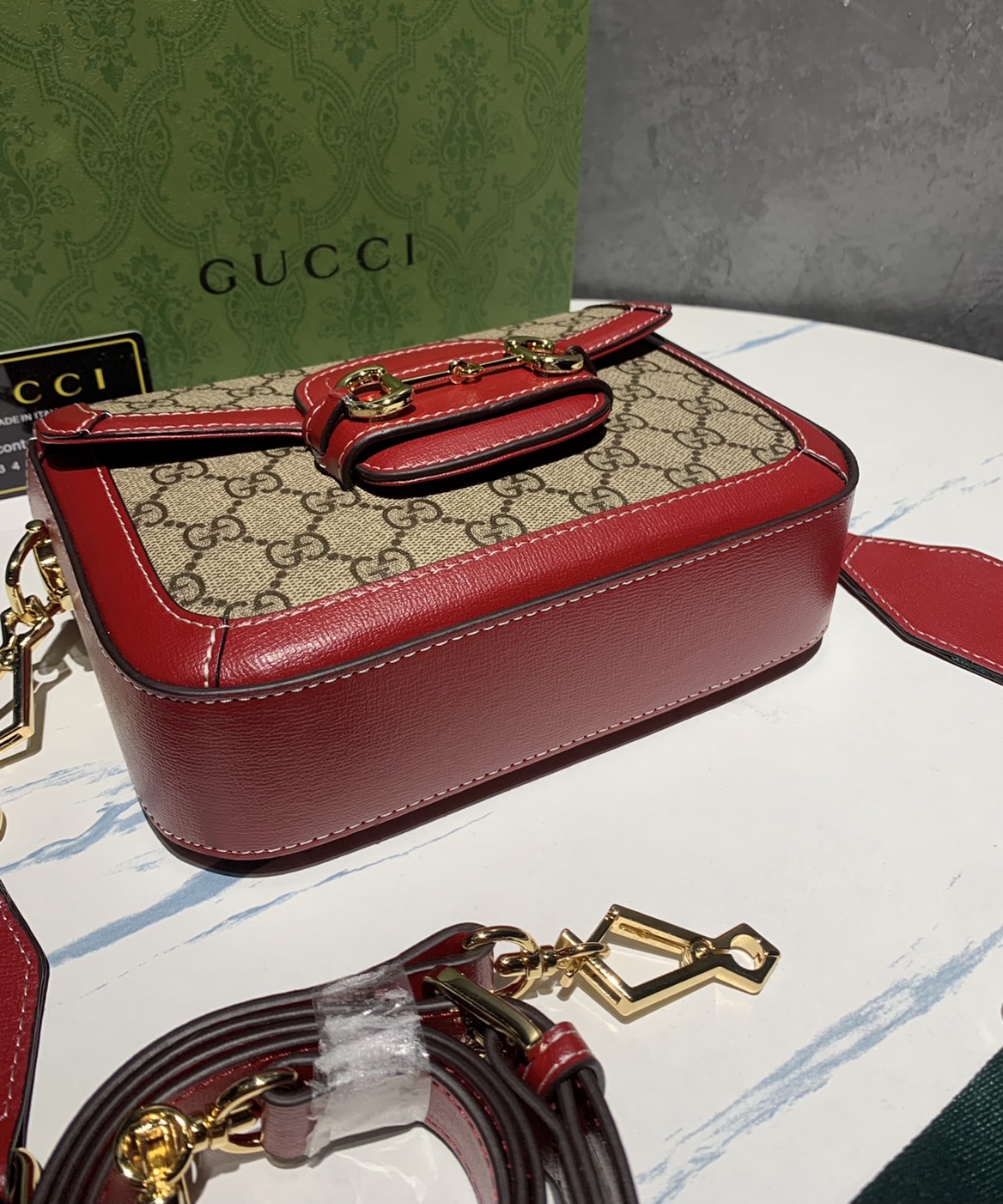 หนังแท้ GUCCI Horsebit 1955 mini bag GG Supreme canvas ที่สุดของรุ่นที่ฮอตหนักมาก คอลเลคชั่นที่ยอดขายดีตั้งแต่วันแรกที่ลง shop ด้วยรูปทรงที่กะทัดรัด ตอบโจทย์ได้ทุกลุค ทุกไลฟ์สไตล์ ใช้งานได้ง่ายคล่องตัว เรียกได้ว่าใครไม่มีได้ยังไง สวยขนาดนี้!!