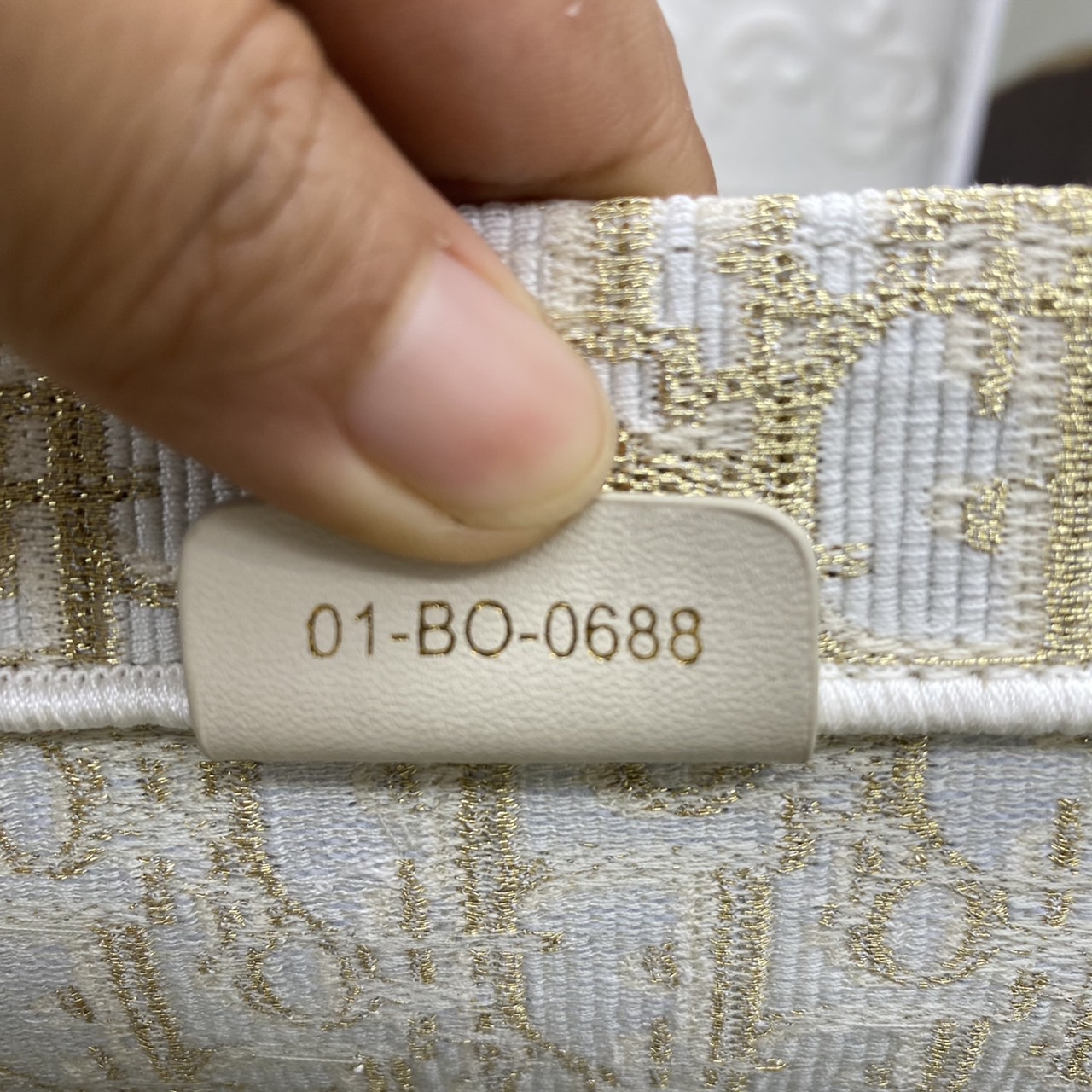 CHRISTIAN MEDIUM DIOR BOOK TOTE เอกลักษณ์ของความหรู เป็นทางช็อปปิ้งBag ที่ต้องมี ภายในโล่งกว้างมาก ใส่ของแบบแน่นๆ จุๆไปได้เลย น้ำหนักเบาสบาย งานออริปักขึ้นรูปสวยมาก มี code stamp พร้อมส่งที่ไทย ภาพสินค้าถ่ายจากงานขายจริง ใช้งานต่างประเทศได้ค่ะ