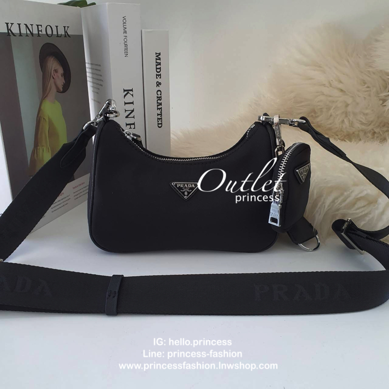 ᴹᴵᴺᴵ ไซส์มินิลงมาอีกนิด แบ๊วไปค่าซิสสส **กำลังมาแรงมาก กับแบรนด์ PRADA ใบเดียวคุ้มมากค่ะ อุปกรณ์ ครบชุด **ได้ทั้งสายยาว และกระเป๋าใส่เหรียญ และป้ายแท็คหนัง อย่างดี **อะไหล่ปั้มแบรนด์แท้ทุกจุด วัสดุทำจากผ้า Nylon อย่างดี กันน้ำได้ อยู่ทรงสวย สามารถใส่กระเป