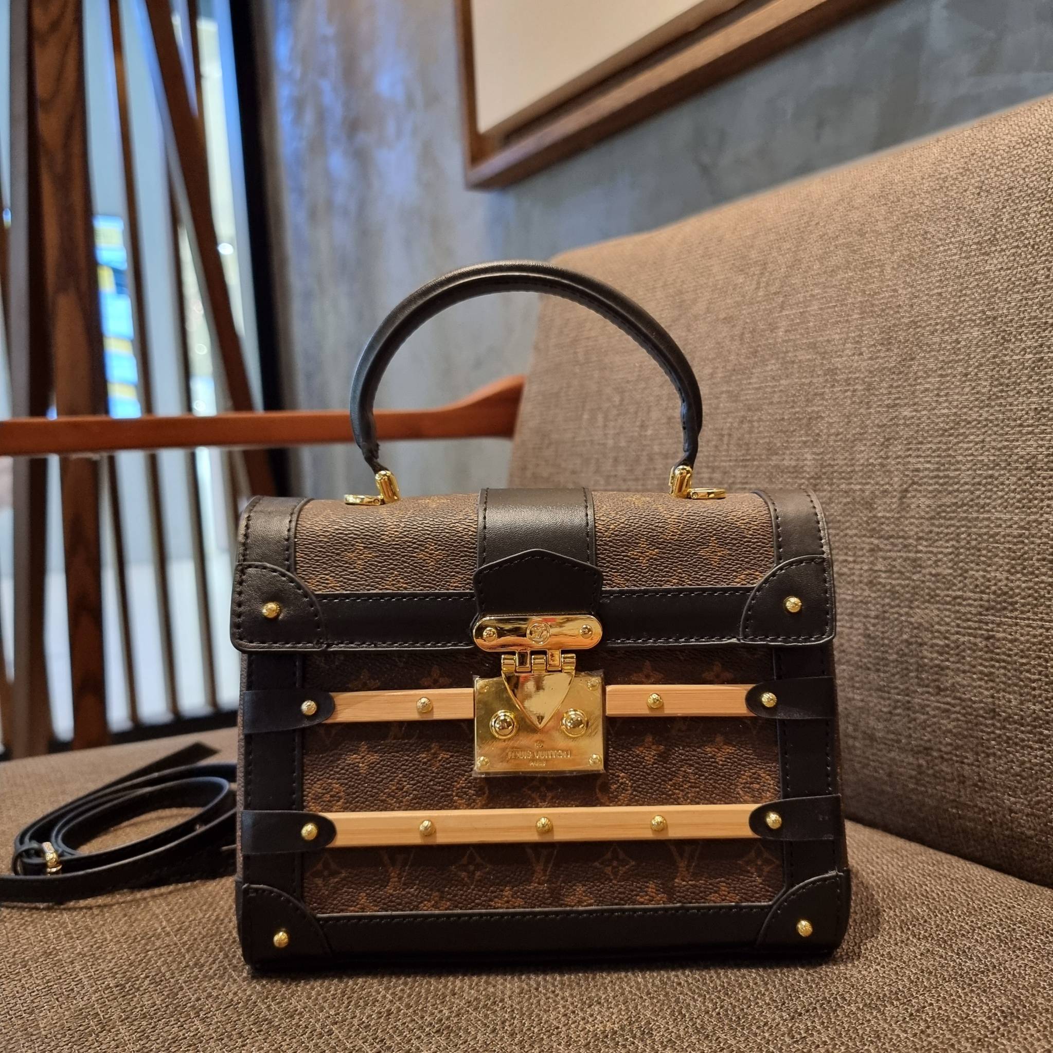ใหม่ล่าสุดจาก LV monogram vintage box bag มาพร้อม box set สุดหรูรุ่นนี้ดีเทลยอดเยี่ยม เก็บรายละเอียดได้ดีและโดดเด่น ถือแล้วผู้ดีมาก!! วัสดุหนังแคนวาสสลับหนังแท้ เปิด-ปิดด้วยตัวบีบล็อค แน่นหนา ภายในโล่งกว้าง เลิศตรงที่เก็บทรง ขยายทรงด้านข้างได้ คอนโทรลด้วย