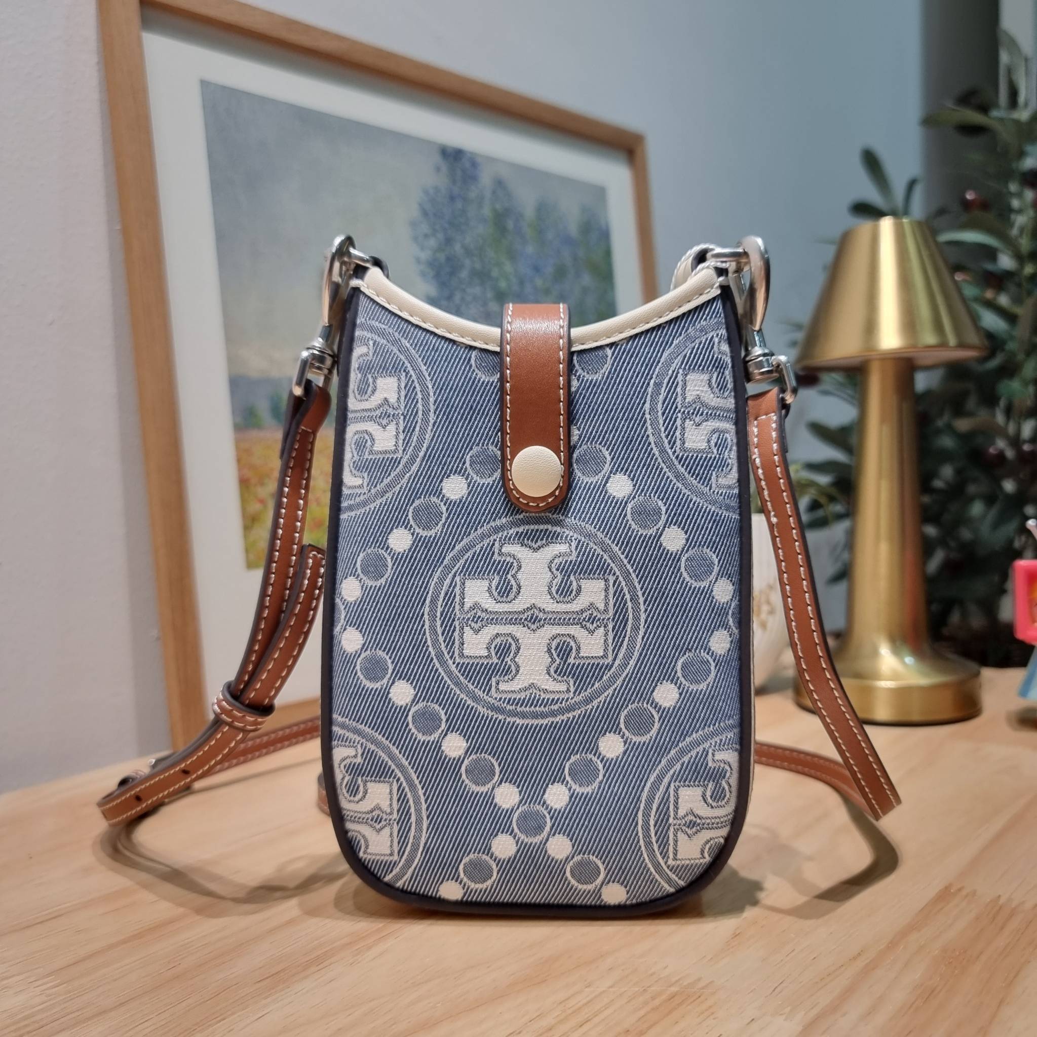 TORY BURCH T MONOGRAM DENIM PHONE CROSSBODY คอลเลคชั่นใหม่รับซัมเมอร์นี้ กับกระเป๋าสะพายข้างถนอมโทรศัพท์ ดีไซน์โทนสีฟ้า สวยคม วัสดุผ้าเดนิมตัดสลับหนัง