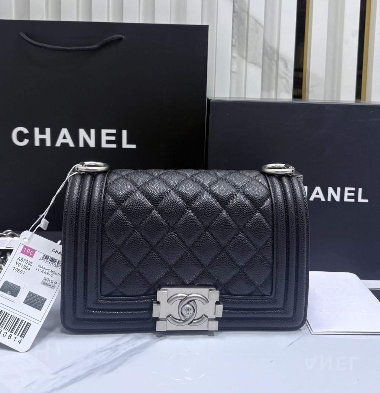 ORI หนังแท้ | CHANEL Boy 20cm shoulder bag กระเป๋าสะพายรุ่นยอดนิยมสุดคลาสสิคตลอดกาล หรูหราระดับตำนาน สวยงามเหนือกาลเวลา ขนาดเล็กน่ารัก ไม่ว่าเวลาจะผ่านไปเเค่ไหนก็ไม่เคย Out เรียบ หรู คลาสสิค ผู้ดี ไฮโซที่แท้ทรูสวยมากค่ะ