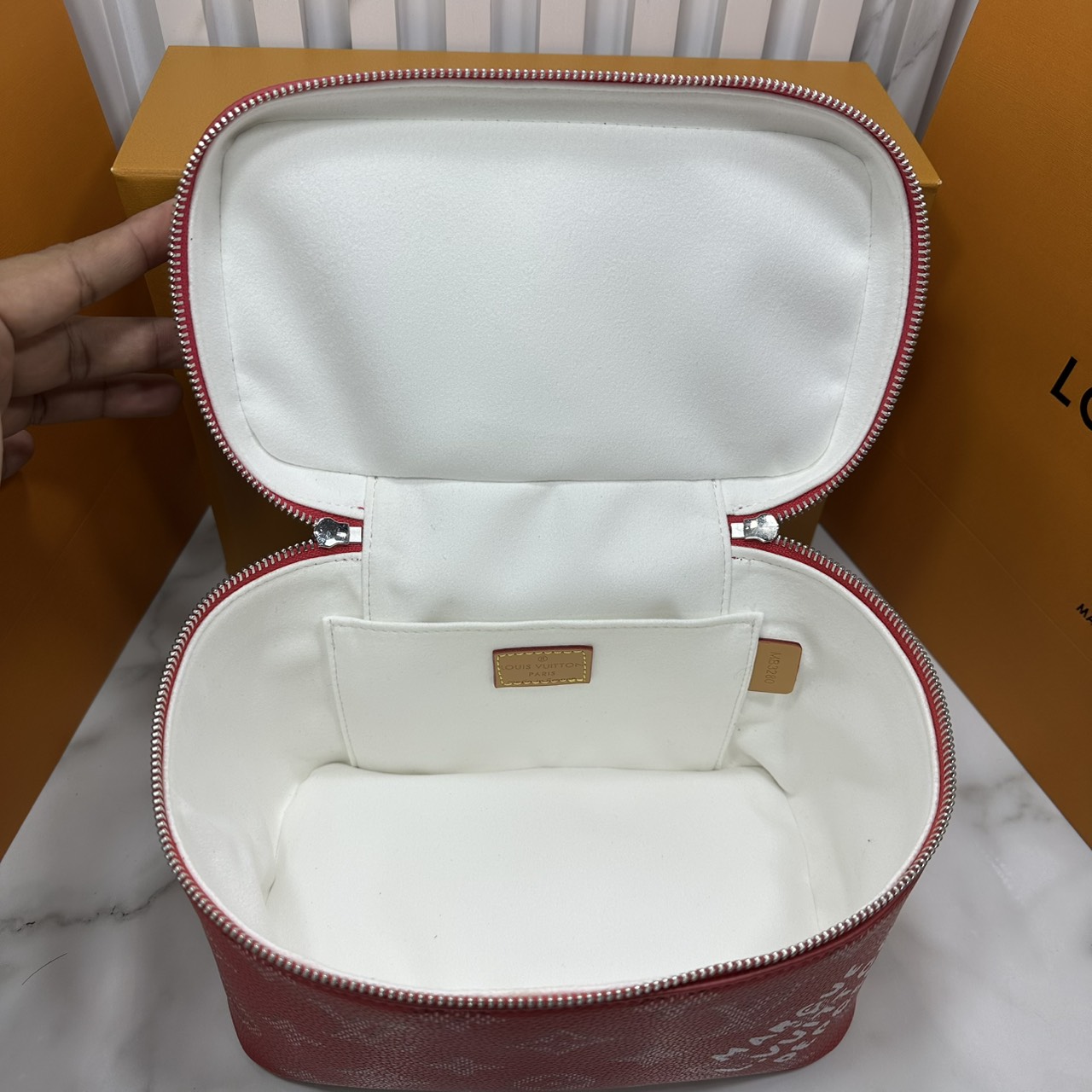 ORI หนังแท้ | LV Vanity Monogram Heritage Nice Pink กระเป๋าเครื่องสำอางสุดหรู โทนสีใหม่ชมพูหวานสดใส ผสมความหรูและความน่ารักได้ลงตัว โดดเด่นด้วยลาย Monogram สุดไอคอนิก