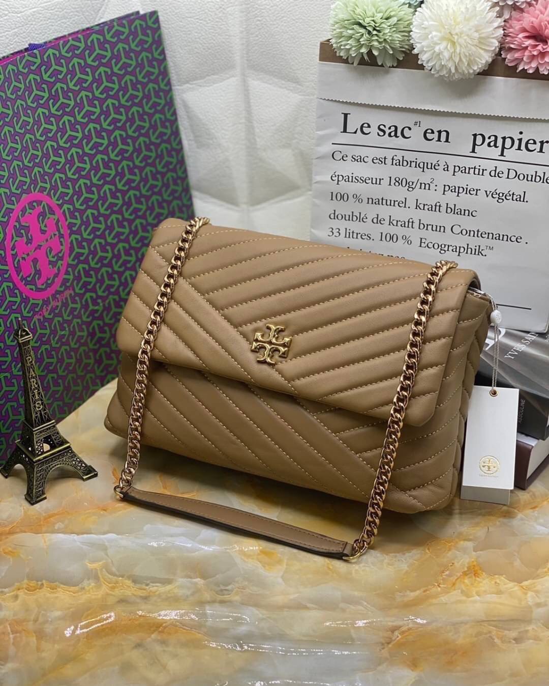Large : Tory Burch Kira Chevron Quilted Convertible Leather Crossbody Bag เป็นกระเป๋าที่ใช้ในการออกงานสำคัญหรือวันที่มีปาร์ตี้สังสรรค์ คุณควรเลือกใช้กระเป๋าที่มีดีไซน์สะดุดตา เพราะจะช่วยยกระดับและเพิ่มเสน่ห์ให้กับตัวคุณเองมากยิ่งขึ้น หากเป็นงานทางการ เช่น