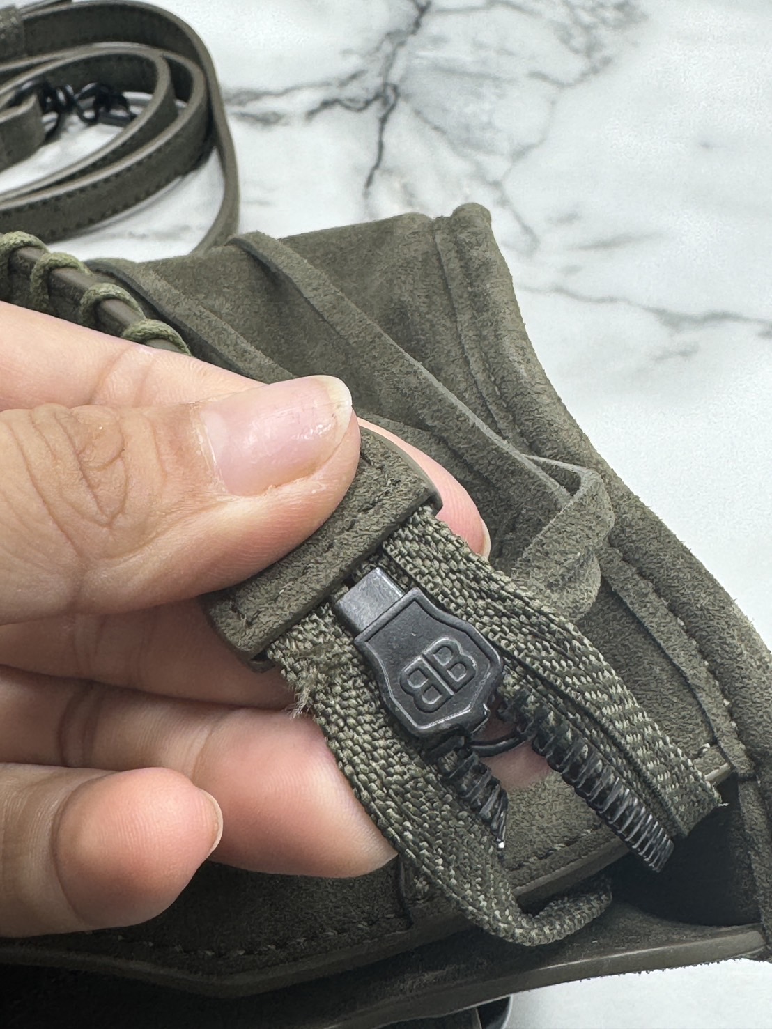 ORI หนังแท้ | Balenciaga Le City suede bag กระเป๋าถือ/สะพายข้างดีไซน์โดดเด่นสวยเท่ล้ำสมัย ใหม่ล่าสุดงานหนังกลับที่สุดแห่งความไอคอนิกไม่เหมือนใคร มีกิมมิคและลูกเล่นแพรวพราว