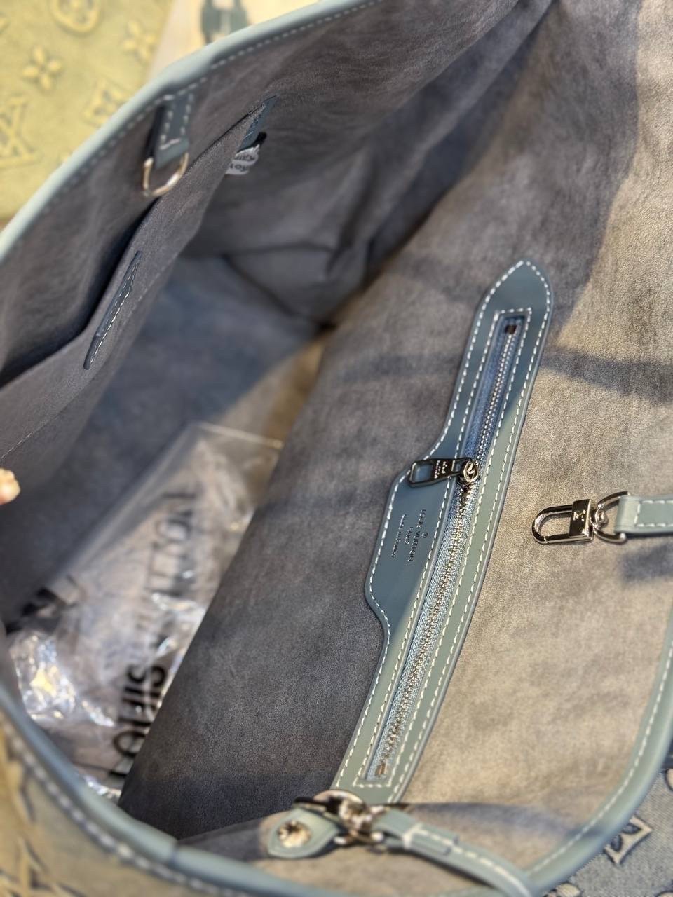 LV Neverfull Denim Tote Bag กระเป๋าสะพายทรงโท้ทเดนิมลายโมโนแกรมปั้มนูนคมชัดสวยหรูลัคชู ลวดลายเอกลักษณ์สวยโดดเด่น พร้อมใบเล็กเข้าชุด