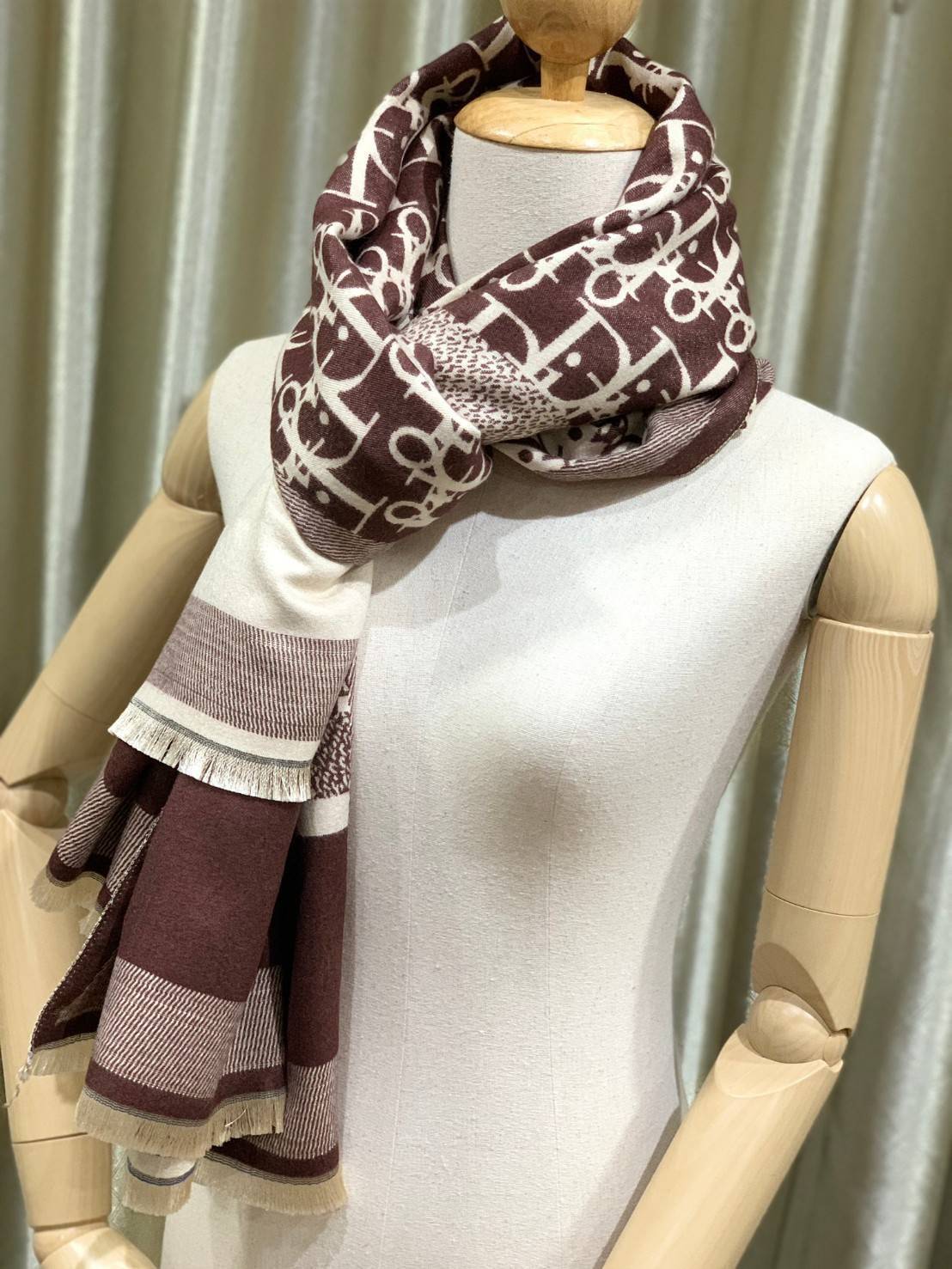 CHRISTIEN DIOR PARIS VINTAGE SILK SCARF สุดเอ็คเซ็คคลูทีฟกับแบรนด์ดังจากปารีส ด้วยงานพรีเมี่ยมกิ้ฟ ส่งมอบความรู้สึกดีๆให้กับคนที่คุณรัก ในรูปแบบผ้าพันคอและผ้าคุมไหล่ผืนใหญ่ให้ความอบอุ่น ถักทอด้วยผ้าcashmereลายวินเทจ มาพร้อมกล่องแบรนด์และถุงกระดาษกลายเป็นข