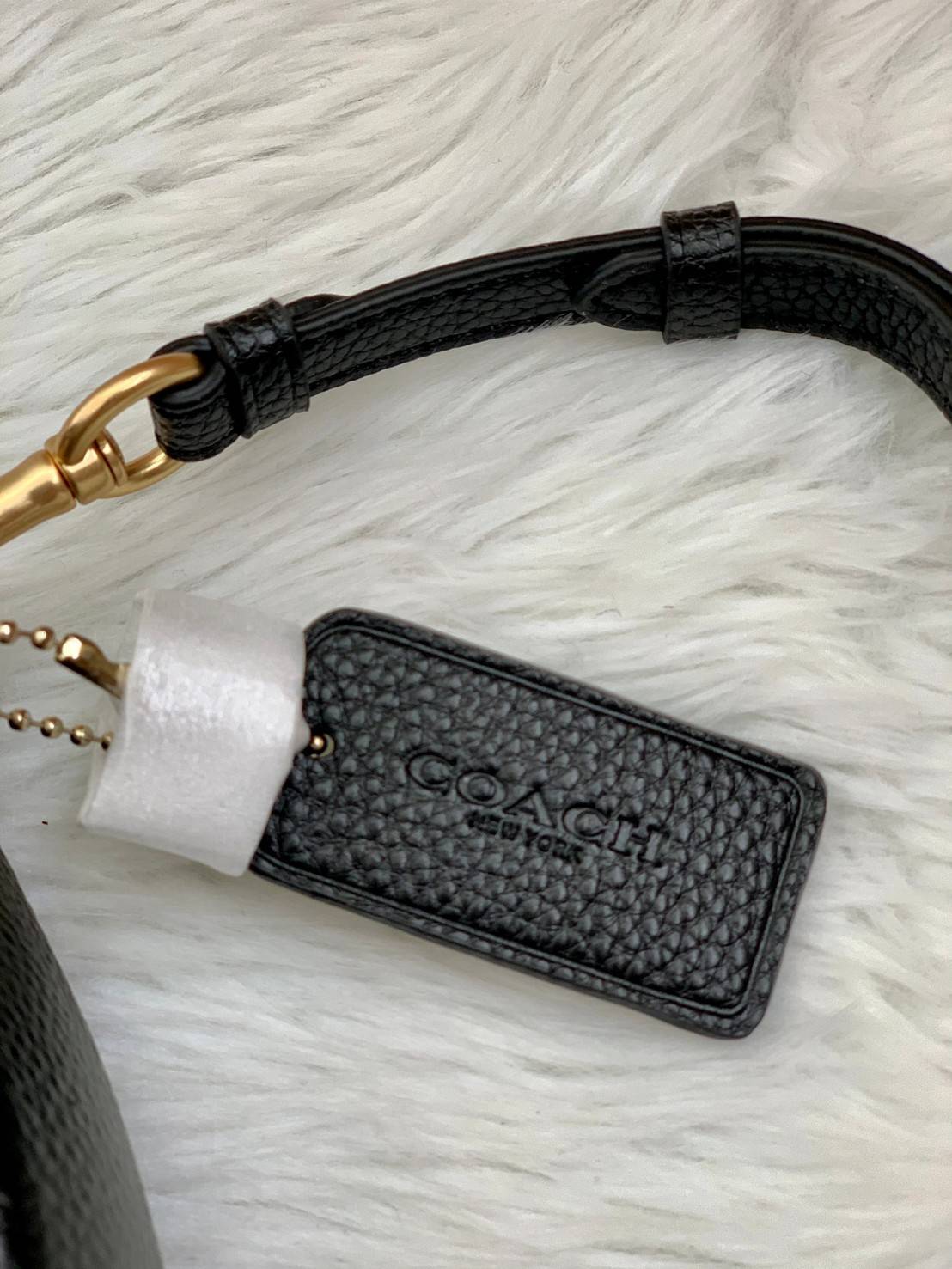 พร้อมส่งที่ไทยครบทั้ง6สีค่ะ 😘 Coach Ellen Crossbody In Signature ((C1432)) กระเป๋าทรงฮาฟมูนรูปทรงคลาสสิก ออกแบบให้มีลักษณะโค้งมน ไม่ดูเป็นทรงแข็งจนเกินไป ดีไซน์และสีของกระเป๋ายังเรียบง่าย เข้าได้กับทุกชุด สะพายครอสบอดี้ร์//สะพายข้าง หรือถือแบบคลัท