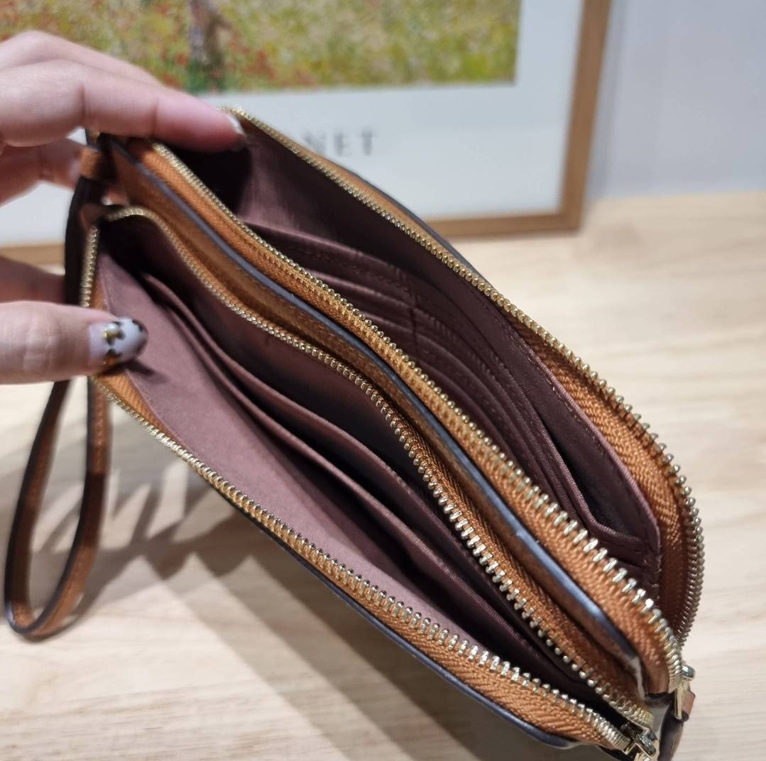 COACH DOUBLE ZIP WALLET IN SIGNATURE CANVAS / C5576 / C5610 / C7313 พร้อมส่ง 8 สี ใหม่ล่าสุด คอล 2023 กระเป๋าคล้องมือใบใหญ่ ดีไซน์ใหม่เล่นระดับ เพิ่มลูกเล่นและดีเทลให้ดูน่าใช้ยิ่งขึ้น