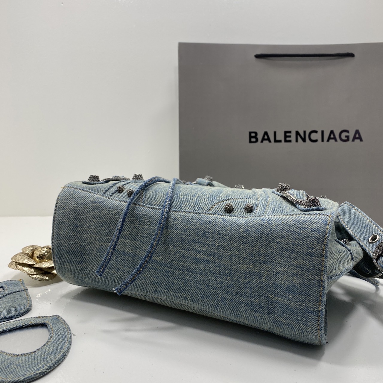 Balenciaga NEO CAGOLE XS HANDBAG DENIM IN BLUE aged-silver hardware with rhinestones กระเป๋าสะพายเดนิม สวยเท่ ประดับหมุดเพชร เกรดออริ 1:1 สลับแท้ ใช้งานต่างประเทศได้