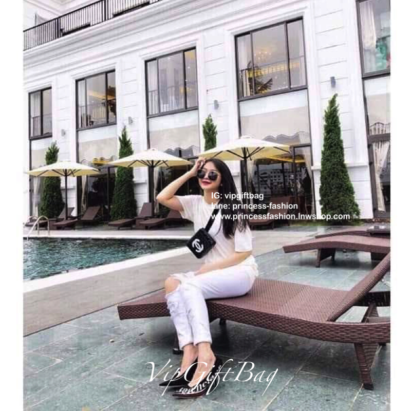 CHANEL WAIST BAG (NOT FOR SALE) กระเป๋าสะพายคาดเอวหรือคาดอกพรีเมี่ยมกิ้ฟของแท้จาก CHANEL วัสดุหนัง PU นิ่มมือ ปักโลโก้สีขาว ด้านในเปิดปิดด้วยฝาปิดกระดุมแม่เหล็ก ใส่ของจุกจิกและมือถือได้ทุกรุ่น มาพร้อมสายคาดเอวแบบเข็มเข็มขัดปรับระดับ อะไหล่เงิน สามารถถอดได