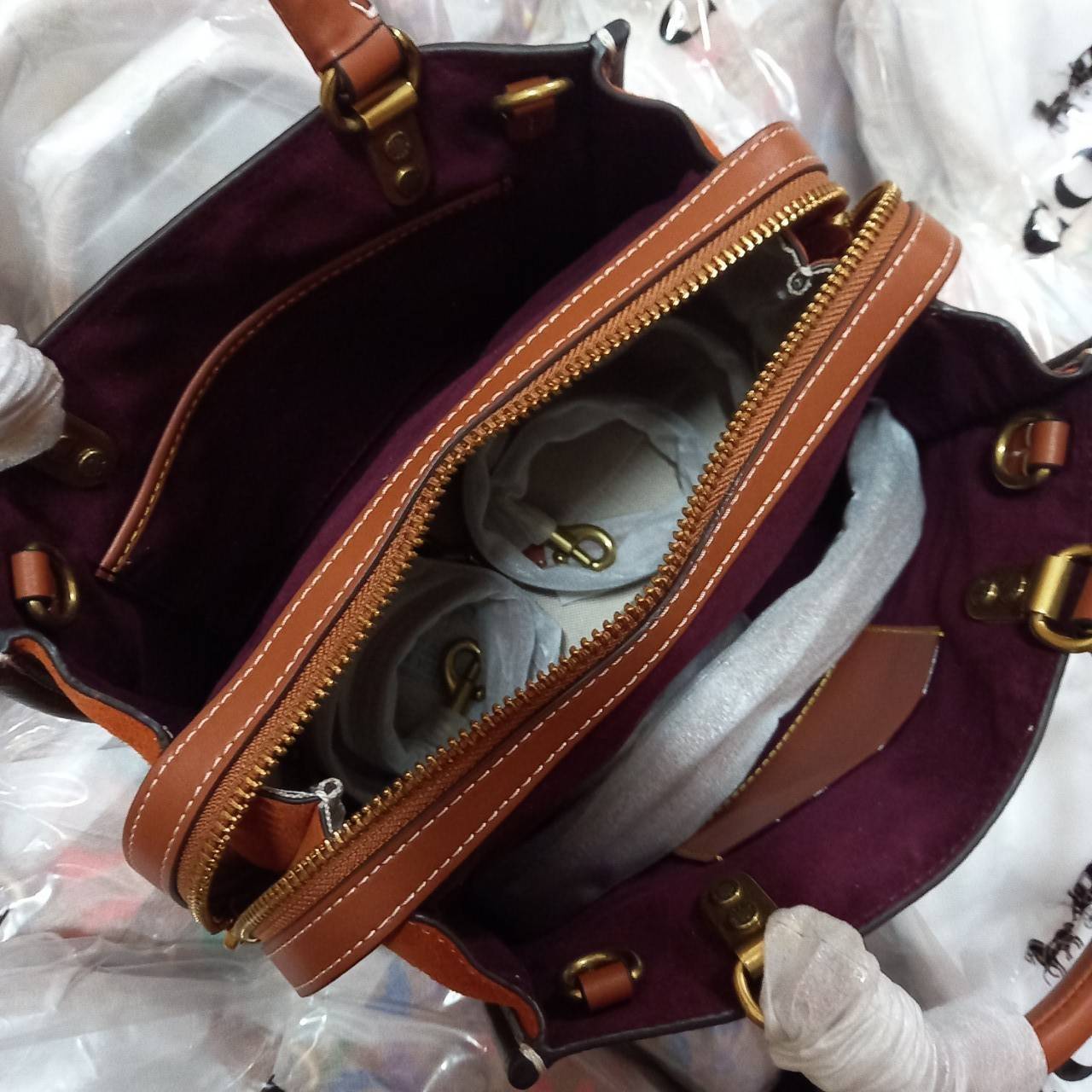 OUTLET 】COACH ROGUE 25 IN COLORBLOCK (C5575) ที่สุดแห่งความหรูหรา สุดคลาสสิค 🌺กระเป๋าหนังแท้คุณภาพเยี่ยม สัมผัสนิ่มละมุนจนต้องหลงรัก ด้านข้างเพิ่มความสวยเก๋ด้วยหนังกลับ อยู่ทรงสุดสวย น่าใช้ น่ามอง จนใครๆต้องเหลียวหลังตาม//ด้านในมี 2 ช่องกว้าง กับอ