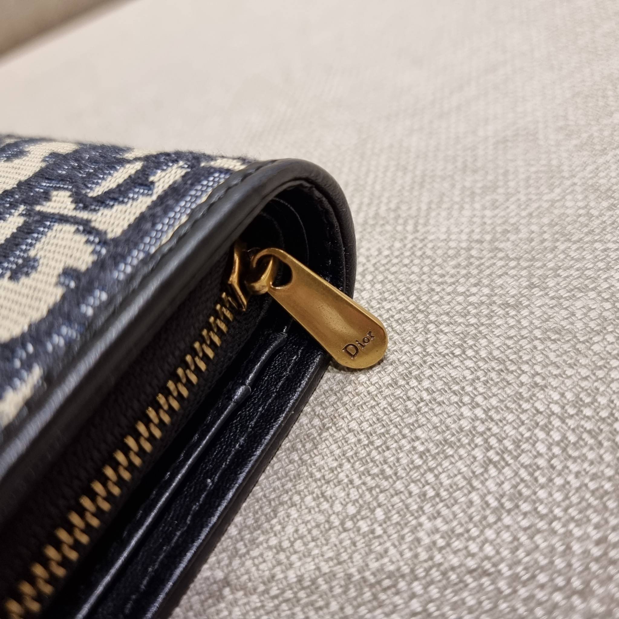 VIP 】CD MULTI WALLET WITH GWP กระเป๋าสตางค์ขนาดเหมาะมือ พรีเมี่ยมกิ๊ฟจากเคาน์เตอร์ ดีไซน์แปลกใหม่ ไม่ซ้ำใคร สลับเปิดได้ 2 ฝั่ง ตรงกลางเป็นช่องซิป วัสดุผ้าแคนวาสปักลาย สลับหนังแท้ภายใน ภายในมีช่องใส่บัตร ใส่ธนบัตรได้ สะดวกใช้มากๆ มาพร้อม box set ในราคาที่ถ