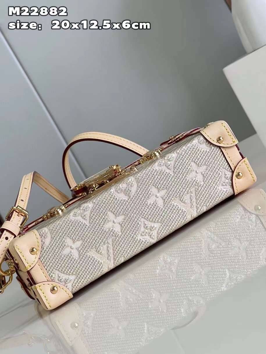 LV Petite Malle handbag soft beige color with golden reflections เกรดท็อปออริจินอล มีความละเอียดของเนื้องานมากที่สุด ปราณีตตรงปกทุกใบ ใช้สลับของแท้ได้ ใช้งานต่างประเทศได้ เข้าออกผ่านทุก ตม. สุดยอดเดอะเบสท์ไอเท็ม สวยหรู ผู้ดี หรูหรา ดูแพงมาแต่ไกล