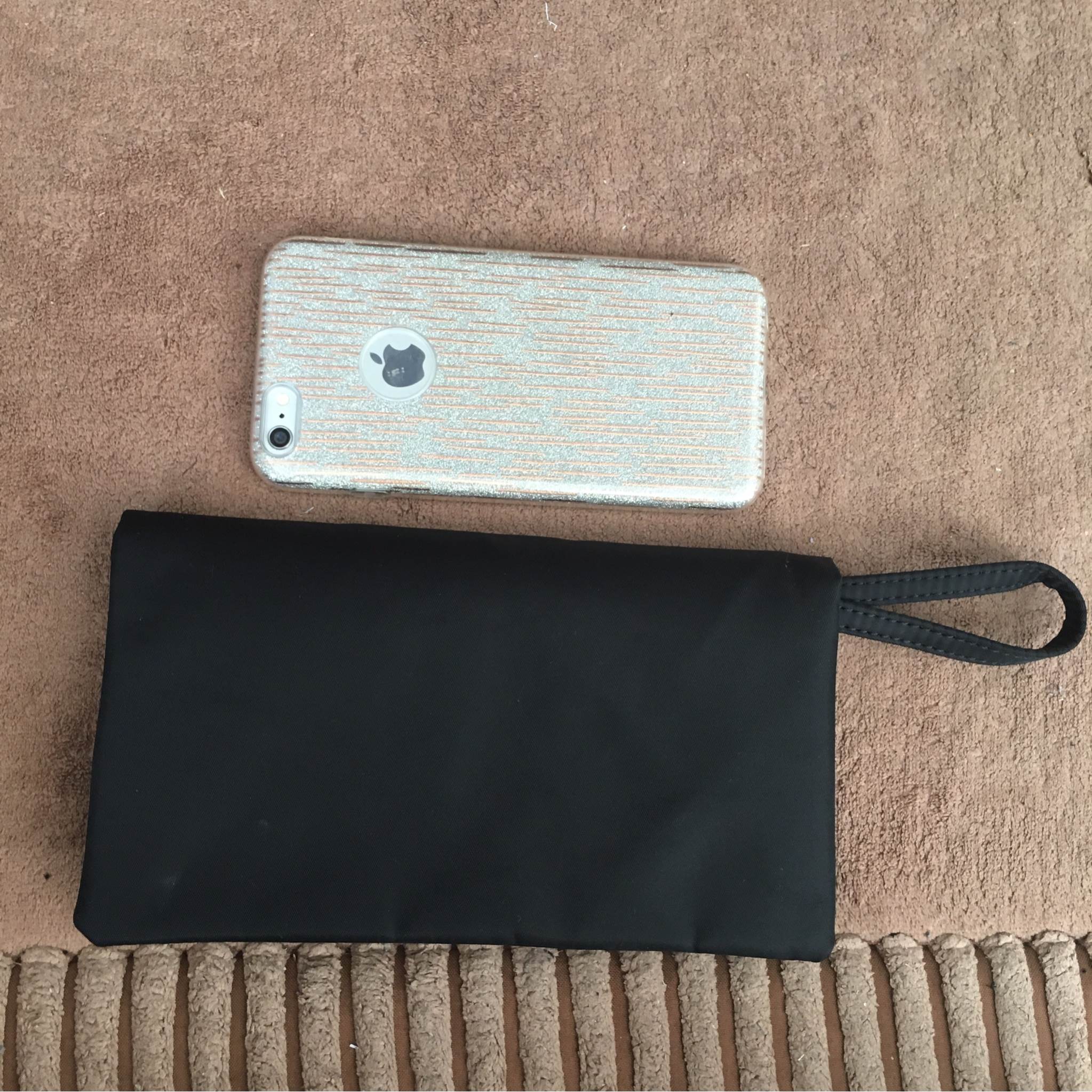 งานพรีเมี่ยมกิ้ฟ จากเคาเตอร์ต่างประเทศคะ 🐼รุ่น Limited edition ค่า ได้ กระเป๋าอเนกประสงค์ จากแบรนด์ PRADA มาค่า เป็น กระเป๋าผ้าไนล่อน ตามแบบฉบับของแบรนด์เลย หลงรักเลยคะ ใบนี้มีสายคล้องแขนให้คะ ขนาดกำลังดีคะ ตัวกระเป๋าเบามาก ใส่มือถือได้ทุกรุ่น ใช้