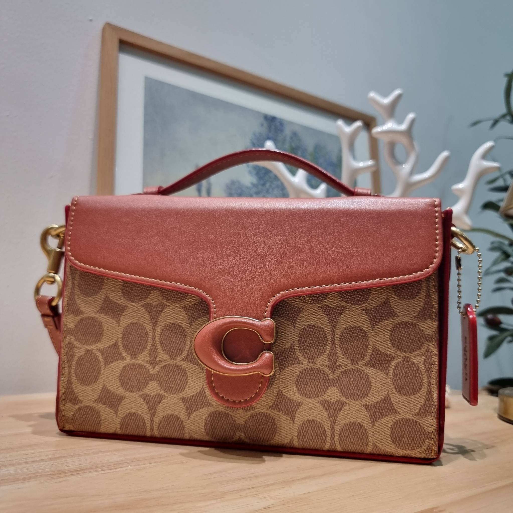 COACH CH798 TABBY BOX BAG IN SIGNATURE CANVAS ดีไซน์ใหม่ปี 2023 กับกระเป๋าสะพายมัลติฟังก์ชั่น ครบครัน ใช้งานได้หลากหลาย สวยคมชัด คลาสสิคใช้ได้ทุกลุค