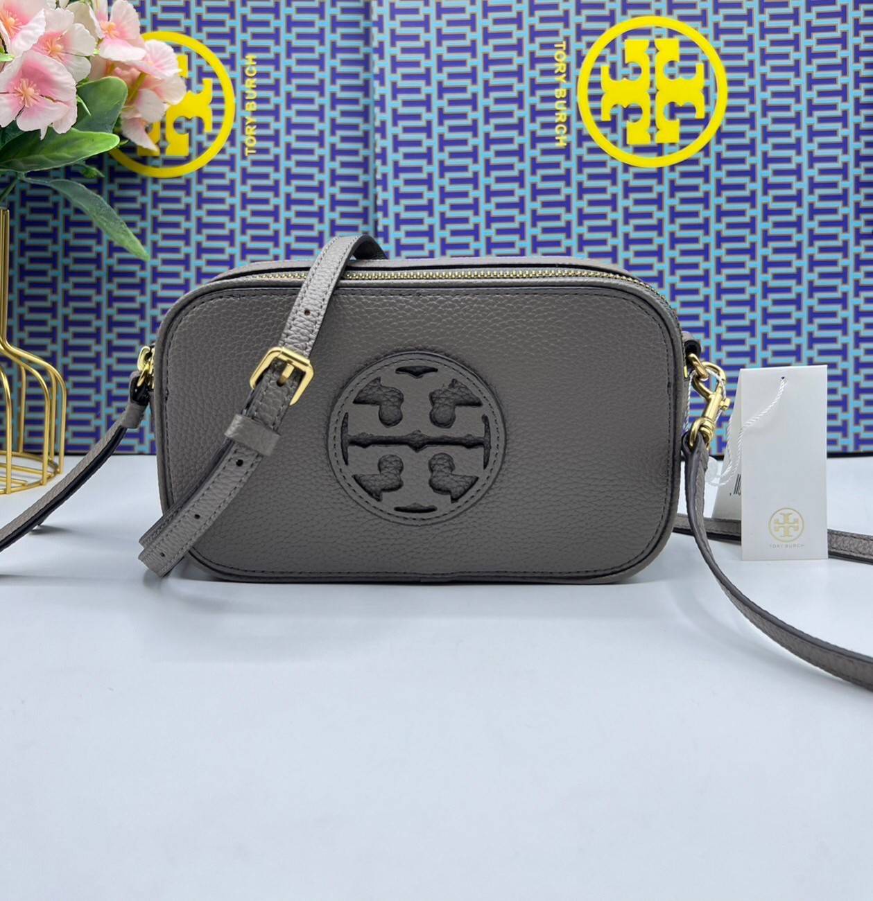 TORY BURCH Miller Mini Crossbody Bag / TORY CAMERA BAG / TORY BAG พร้อมส่ง 5 สี กระเป๋าสะพายใบเล็กมินิมอลในรูปทรงใหม่ที่คล่องตัว