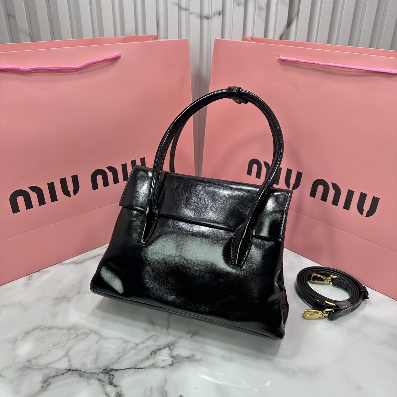 ORI หนังแท้ | Miu Miu Solitaire leather bag กระเป๋าสะพายทรงโท้ทโฮโบ เรียบง่าย เรียบหรูดูลัคชูสุดๆ สวยก่อนใครกับคอลใหม่ล่าสุดตัวแม่ตัวมัมไม่ควรพลาด จะของได้เยอะ ขนาดสะพายกำลังสวย สะพายไปทำงาน ไปเรียน ไปเที่ยวได้หมด ครบจบในใบเดียว