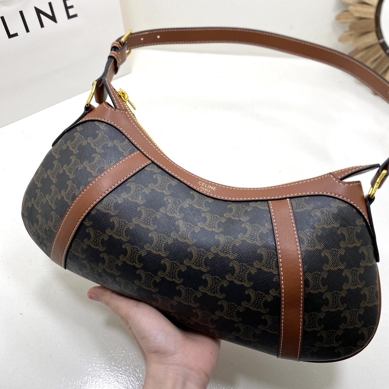 CELINE STRIPED HOBO in TRIOMPHE กระเป๋าสะพายทรงโฮโบ รูปทรงสวยคลาสสิค ใหม่ล่าสุดก่อนใคร ใช้งานได้ง่าย ทุกลุค ทุกสไตล์ งานแคนวาสแท้พิมพ์ลายคมชัด สะพายไหล่แล้วดูหรูหรา