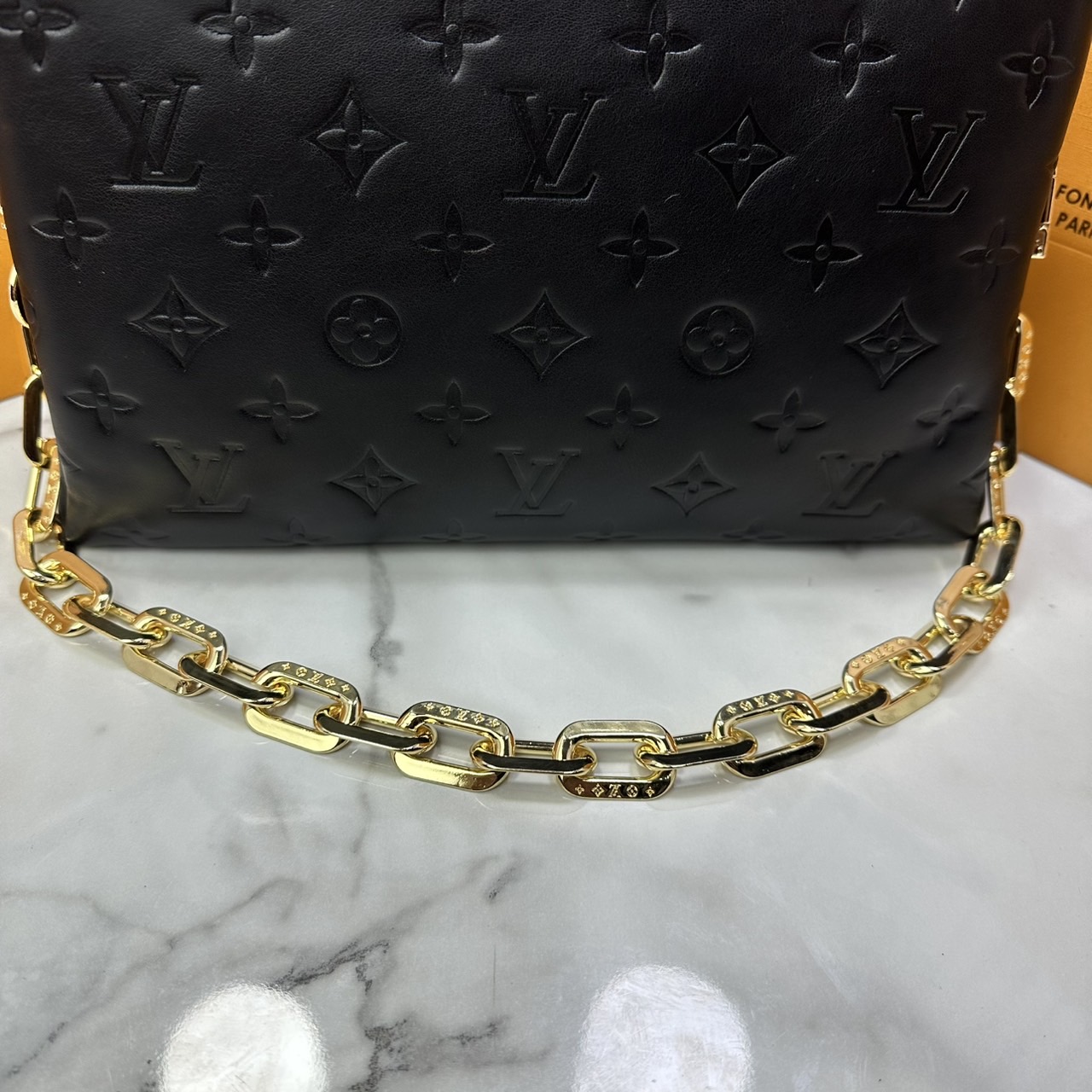 ORI หนังแท้ | LV Coussin PM bag Soft leather with Monogram pattern กระเป๋าถือสะพายไหล่ หรือถือเป็นกระเป๋าคลัทช์ หนึ่งในไอเท็มโดดเด่นจากแฟชั่นโชว์คอลเลกชันประจำฤดูกาล Spring-Summer หนังบุนวม