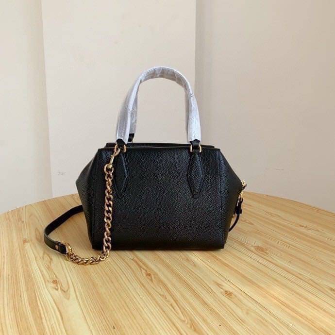 TORY BURCH KIRA PEBBLED SATCHEL BAG รุ่น 74650 กระเป๋าสะพาย Crossbody หนัง togo อะไหล่ทอง ทรงสวยสุดฮิต เป็นรูปทรงใหม่ มาแรงที่สุดในตอนนี้!! สัมผัสนุ่มมือ ตั้งอยู่ทรง ออกแบบเก๋ไก๋ สามารถปรับใช้ได้ 2 แบบ ไม่เหมือนใคร เปิดปิดด้วยซิป ภายในบุผ้าอย่างดี ช่องหลั