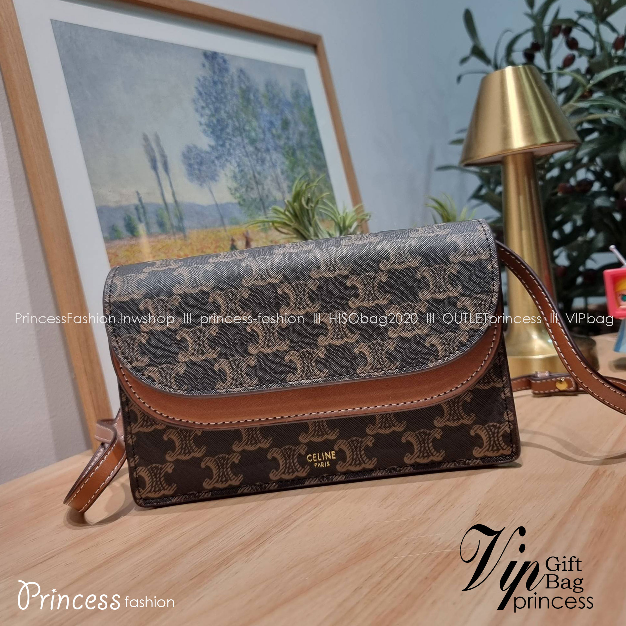 CELINE WALLET ON STRAP IN TRIOMPHE CANVAS AND LEATHER อีกหนึ่งรุ่นยอดนิยม กระเป๋าสะพายกึ่งคลัทช์ ในรูปแบบกระเป๋าสตางค์ ให้พกพาได้ง่าย ใส่ของสำคัญ มือถือ หรือบัตรต่างๆได้