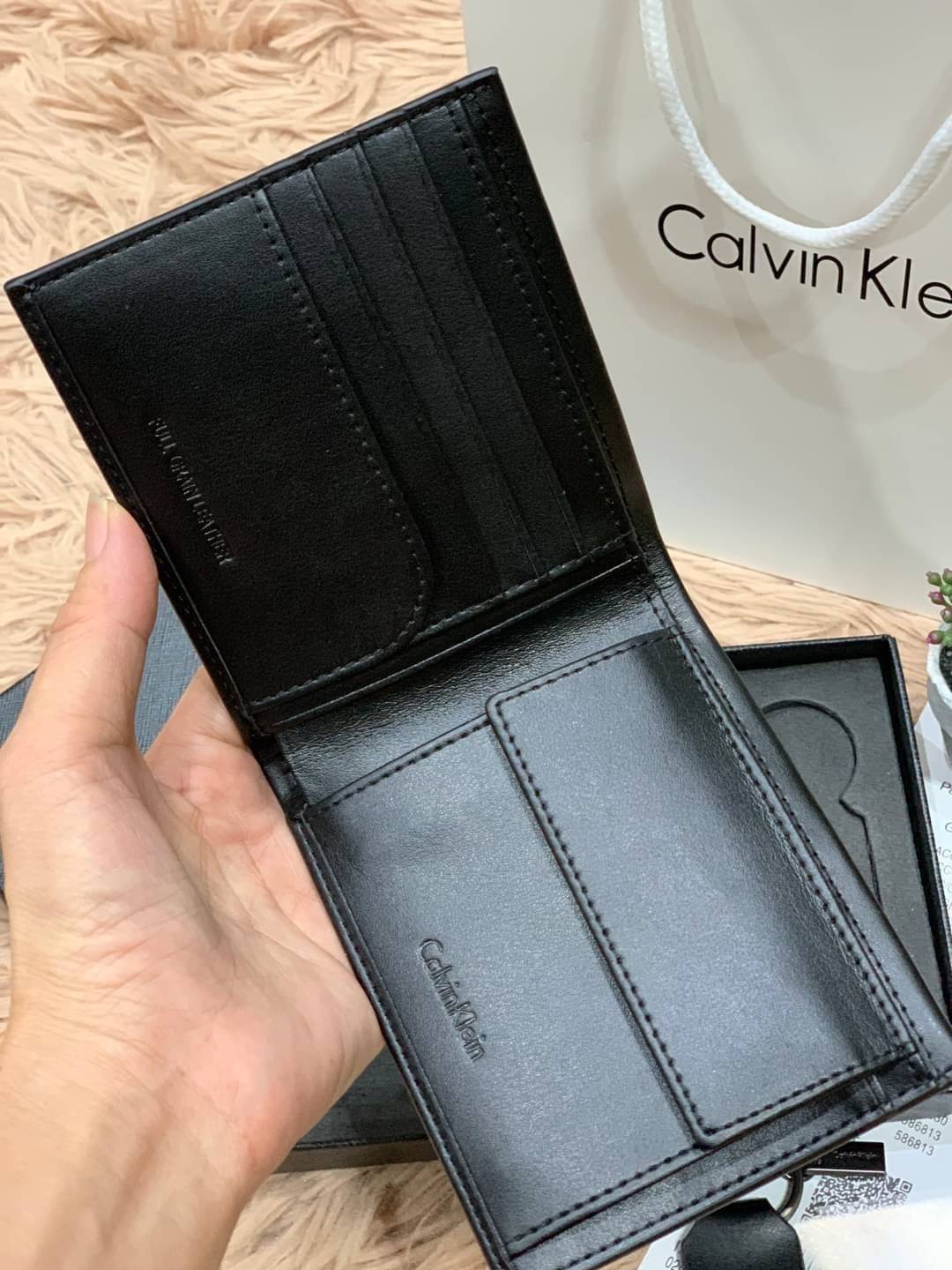 ของแท้ 💯% 】CALVIN KLEIN SHORT WALLET & KEY CHAIN SET เซ็ทสุดคุ้มกับอีกหนึ่งคอลเลคชั่นสำหรับคุณผู้ชาย ในเซ็ทประกอบไปด้วยกระเป๋าสตางค์ทรงสั้น ใช้งานง่าย