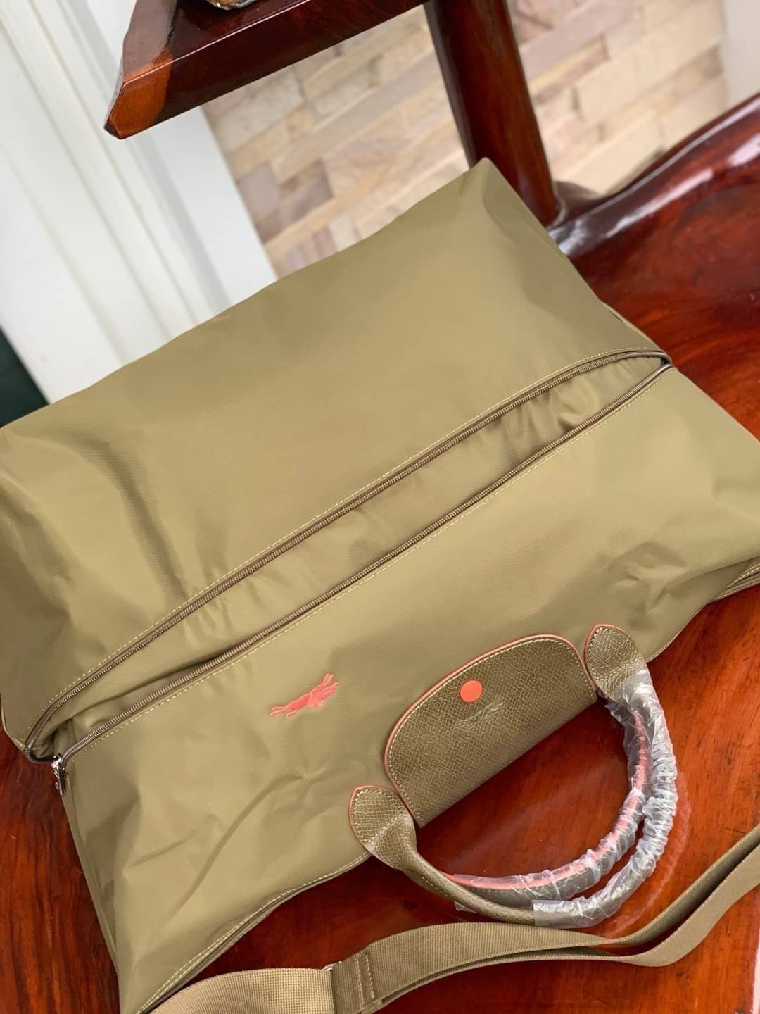 LONGCHAMP LE PLIAGE CLUB TRAVEL BAG กระเป๋าขนาดใหญ่สำหรับการเดินทาง เราเรียกที่นี้ว่า travelling bag รุ่นคลาสสิค มาพร้อมสายสะพายยาวที่ปรับและถอดออกได้ ความพิเศษของรุ่นนี้ที่ครองใจนักเดินทางทั่วโลก คือซิปรอบตรงกลางตัวกระเป๋า สามารถเปิดซิปเพื่อขยายขนาดและพั