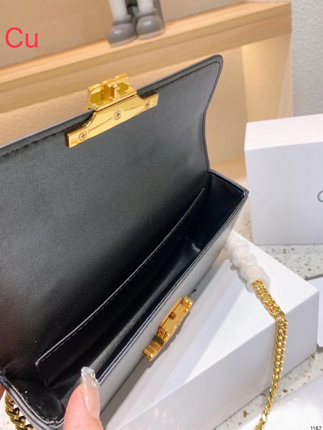 CELINE CHAIN SHOULDER BAG CLAUDE IN SHINY CALFSKIN / CELINE MINI TRIOMPHE BAG กระเป๋าสะพายกึ่งคลัทช์ สายโซ่สีทองสะพายไหล่ พกพาง่าย พร้อมเสิร์ฟครบ box set ในราคาสุดคุ้ม ของมันต้องมีน้า