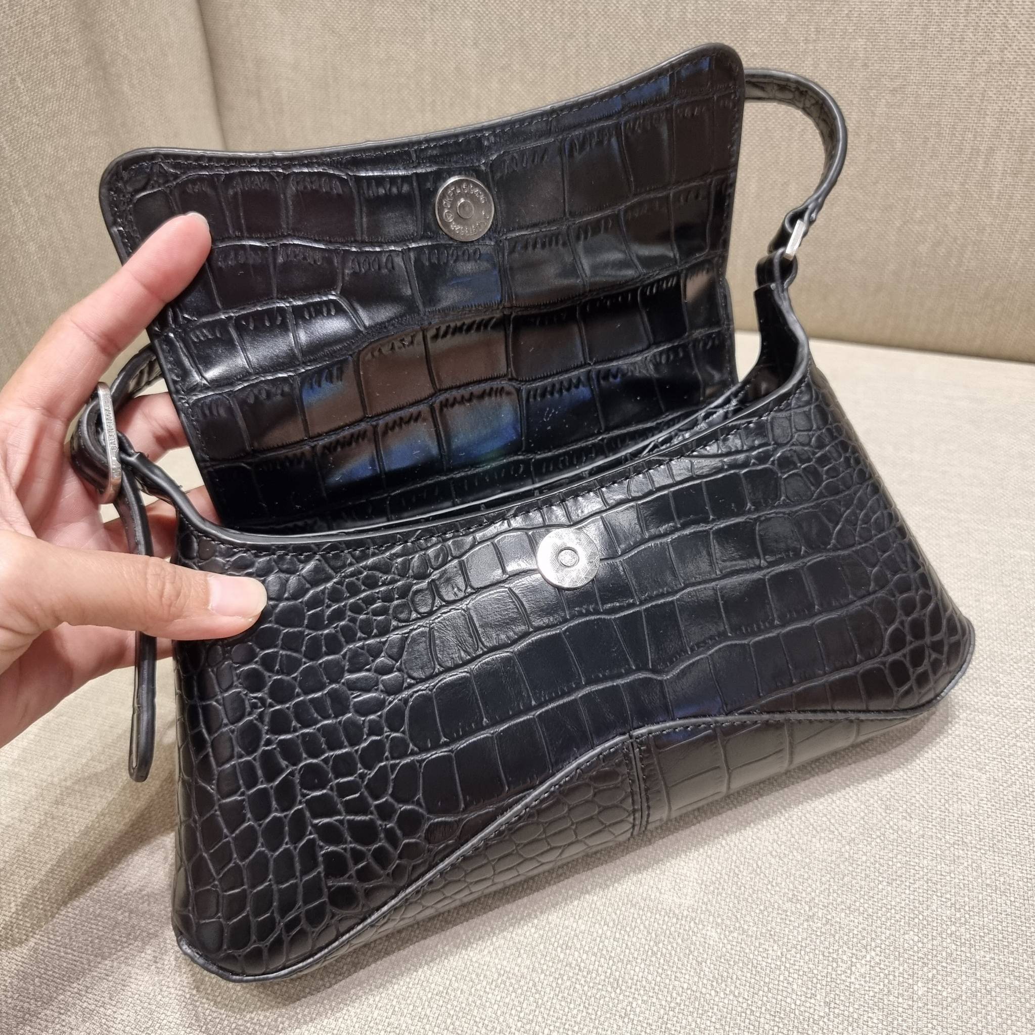 Balenciaga XX small flap bag กระเป๋าสะพายดีไซน์สวยเลิศ!! ไม่ซ้ำ เอกลักษณ์ที่โดดเด่นด้วยรูปทรง และขนาดที่กำลังเหมาะใช้งาน พร้อมดีไปหมด!! วัสดุหนังลายจระเข้ ขึ้นเงาคมชัด เปิด-ปิดด้วยกระดุมแม่เหล็ก ภายในกระเป๋าเป็นช่องโล่ง ใส่ของสำคัญจุกจิกพอได้ พกพาได้แบบไม