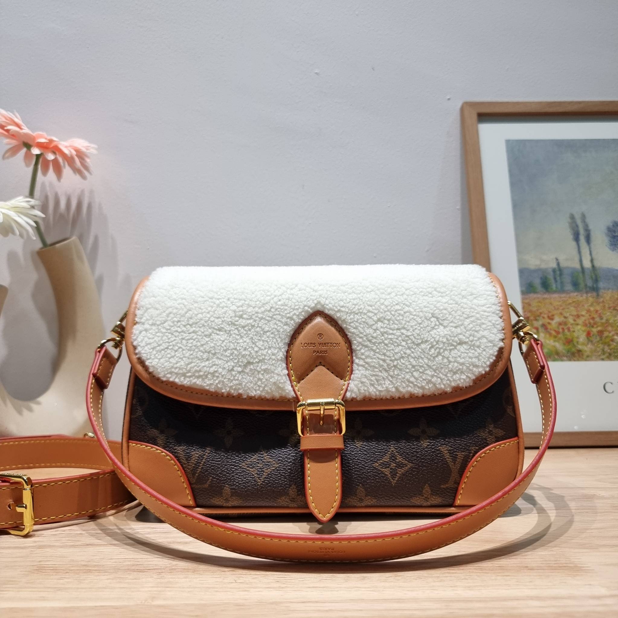 LV DIANE FLEECE BAG ใหม่กับรุ่นที่ทำมาจำนวนจำกัด ดีไซน์ต้อนรับอากาศเย็นๆช่วงส่งท้ายปี กับกระเป๋าสะพายทรงสวย ดีไซน์คลาสสิคซ่อนความหรู ด้วยการตกแต่งขนฟูนุ่ม วัสดุหนังแคนวาสตัดสลับหนังแท้ เปิด-ปิดกระเป๋าด้วยกระดุมแม่เหล็ก ภายในเป็นช่องโล่ง ใส่ของสำคัญได้ครบ