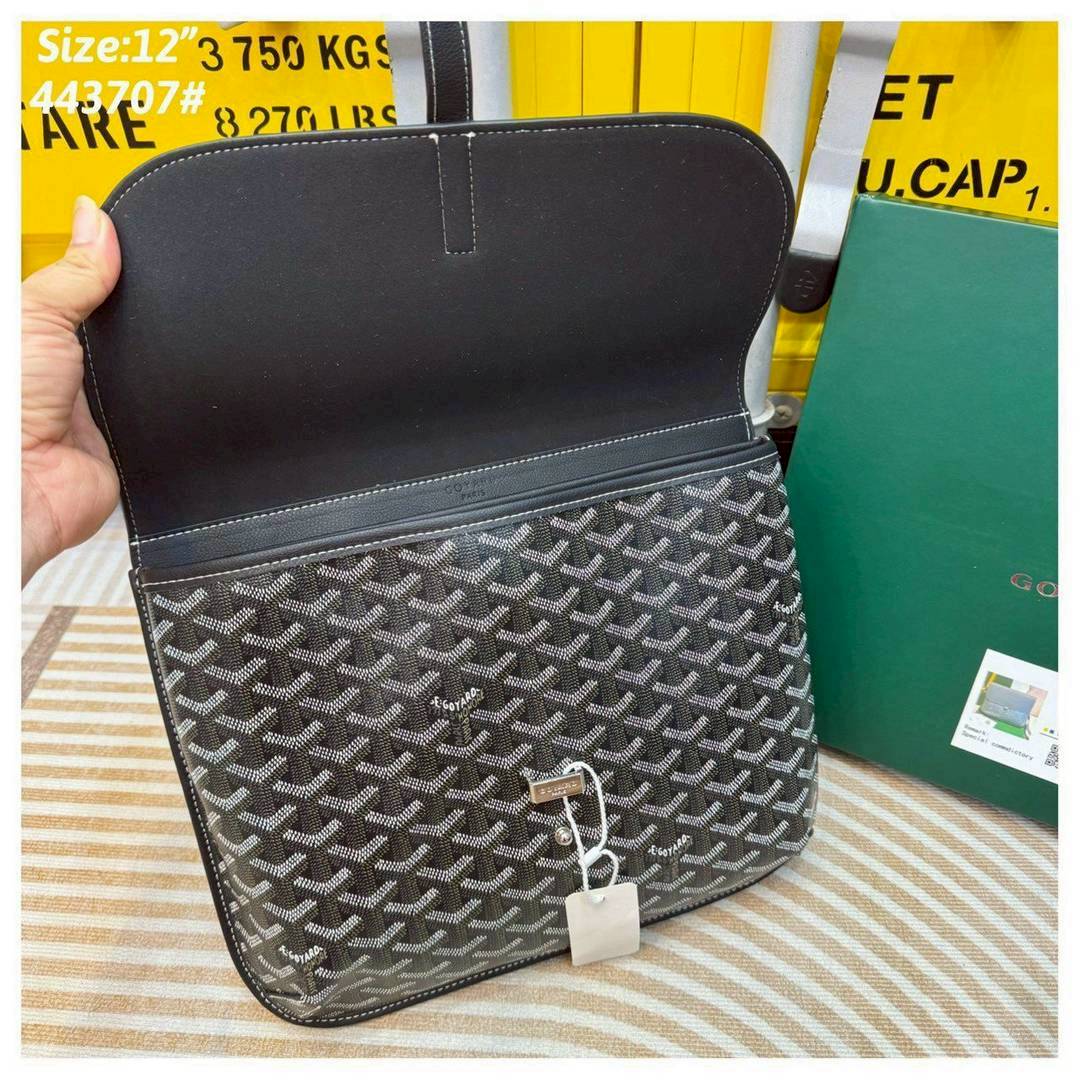 Goyard Coursier Messenger bag กระเป๋าแมสเซ็นเจอร์ดีไซน์ใหม่ กะทัดรัดใช้งานได้อย่างคล่องตัว เหมาะมากสำหรับสายสปอร์ต ที่สุดของความหรูตอบโจทย์การใช้งาน ใบจริงสวยงามตามรูปค่ะ