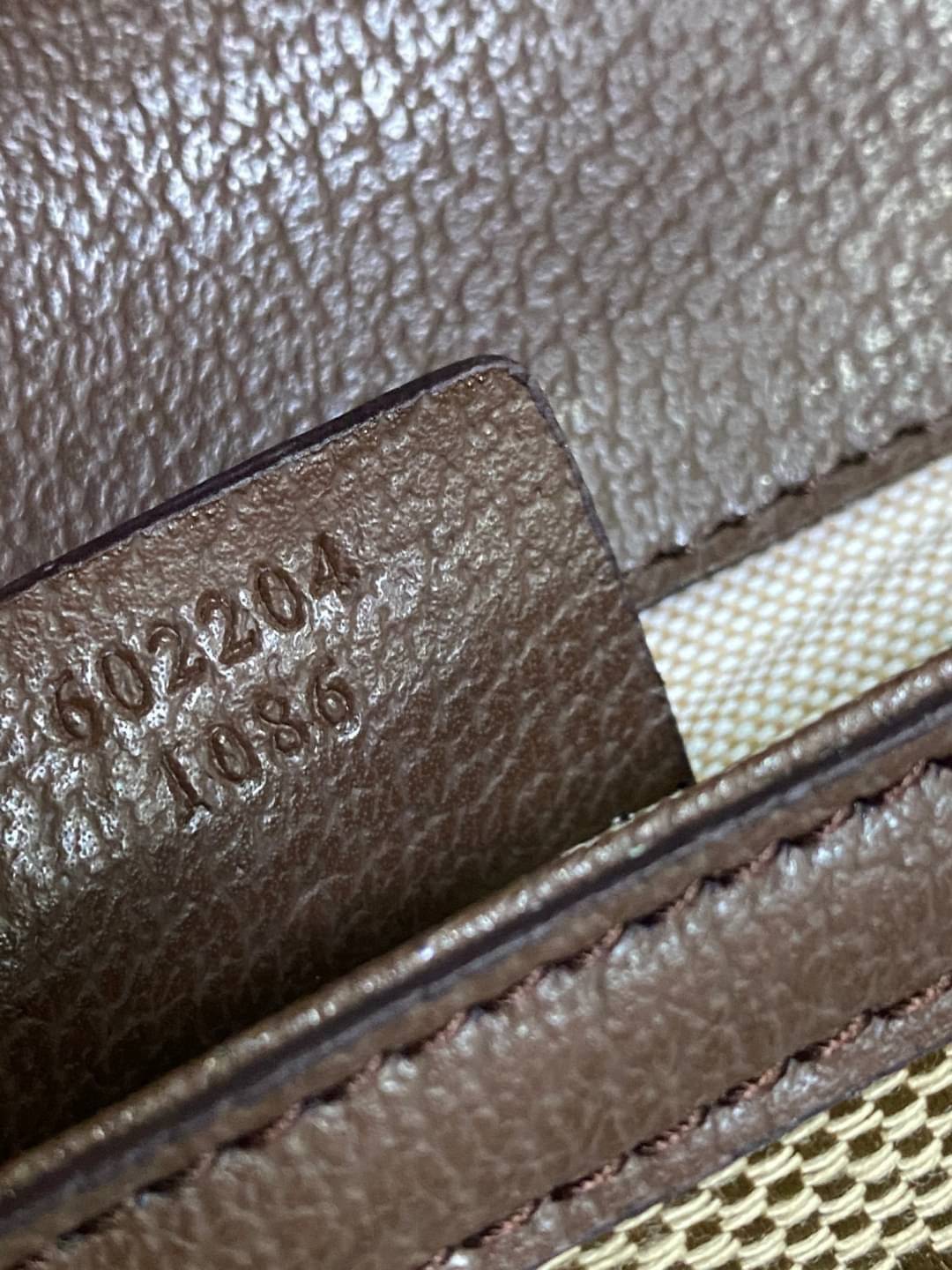 GUCCI Horsebit 1955 jumbo GG mini bag กระเป๋าสะพายสุดหรู ผ้าแคนวาส GG จัมโบ้ สีคาเมลและสีน้ำตาลอีโบนี ตราสัญลักษณ์ของแบรนด์อันเป็นที่จดจำได้ในทันที สัญลักษณ์ช่วยเสริมการออกแบบในรูปแบบใหม่ที่คาดไม่ถึง เบื้องหลังสัญลักษณ์ทุกอันคือประเพณีและคุณค่าของแบรนด์ ส