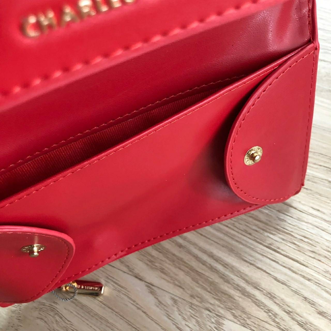 Charles & Keith Front Flap Wallet กระเป๋าสตางค์ มาพร้อมสายโซ่สลับหนัง เปิด - ปิดกระเป๋าด้วยกระดุม ด้านในมีช่องหลายช่อง แยกเก็บของได้เป็นสัดส่วน และมีช่องซิป 1 ช่องค่ะ ด้านหลังมีช่องอีก 1 ช่อง มาพร้อมสายโซ่สลับหนังยาวประมาณ 114 cm สามารถถอดได้ (ปรับไม่ได้ค