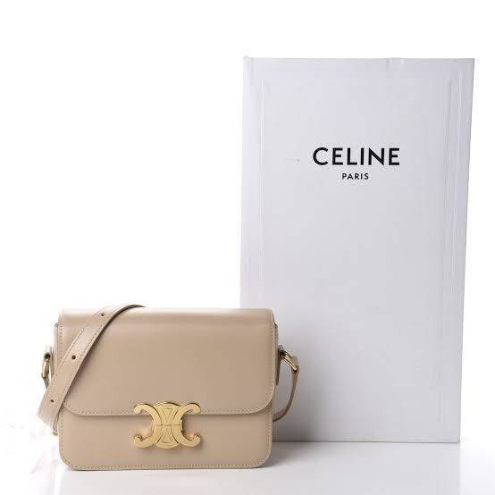 Celine MEDIUM TRIOMPHE BAG IN SHINY มีรูปทรงเป็นกล่องคล้ายกับกระเป๋า Classic Box แต่มีการออกแบบโลโก้ที่สะดุดตาแบบวินเทจ ด้วยดีไซน์ที่ดูโฉบเฉี่ยว แต่คงความคลาสสิคอย่างเต็มเปี่ยม ทำให้เป็นที่ดึงดูดความสนใจของสาวๆ สายสะพายสามารถปรับระดับได้ มีความคล่องตัวในก