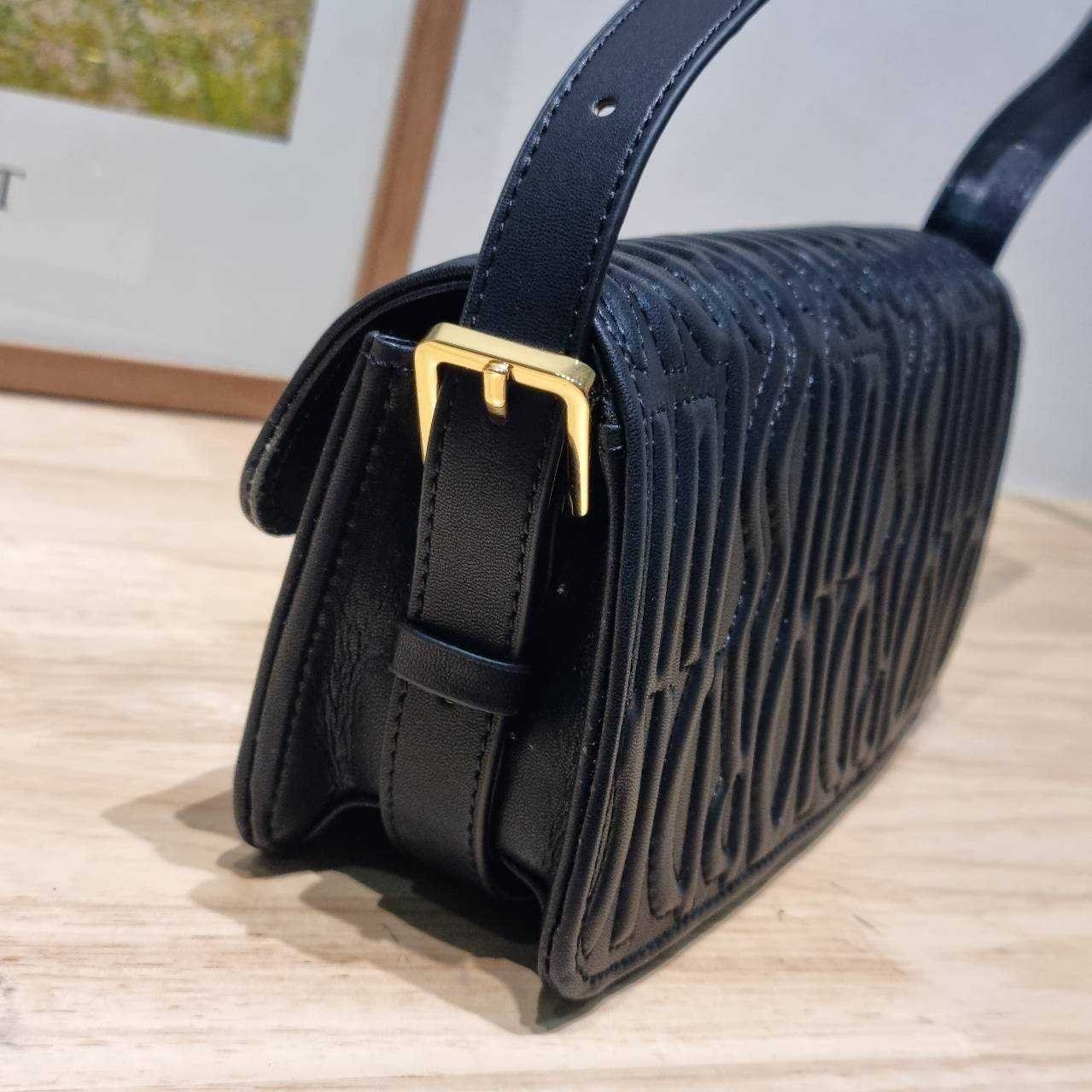 Dior Flap Bag / Quilted Miss Dior Allover Leather Bag กระเป๋าสะพายไหล่สุดลัคชู หรูหราเกินเรื่อง ดีไซน์ใหม่สวยงามด้วยดีเทลฝีเย็บและลายหนังปั๊มนูน