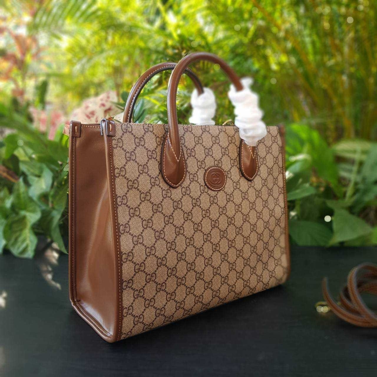 GUCCI Small tote bag with Interlocking G กระเป๋าทรงTOTE ใบใหญ่สุดหรูหรา คลาสสิค จุของได้เยอะ มาพร้อมสายสะพายยาว