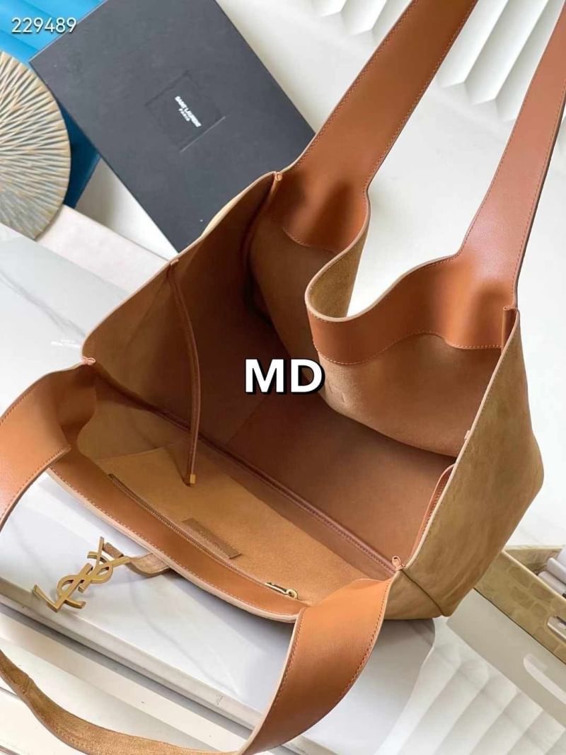 YSL Le 5 À 7 Bea suede tote bag กระเป๋าทรงโท้ทงานหนังกลับ สวยเด่นเป็นเอกลักษณ์มาก ดีไซน์เรียบแต่มากมีอยู่จริง สวยดูแพง ที่ไม่มีตอนนี้คือพลาด