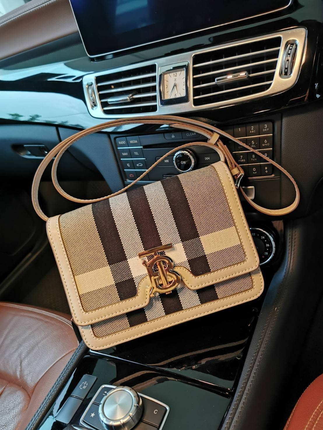 BURBERRY FRAGRANCES LEATHER CROSSBODY BAG VIP GIFT WITH PURCHASE (GWP) กระเป๋าสะพายพรีเมี่ยมกิ๊ฟรุ่นใหม่ล่าสุด Limited จาก BURBERRY Perfume DutyFree วัสดุ Canvas & Leather ลาย Vintage คอลเลคชั่นใหม่ทรงเหลี่ยมสวยหรูดูดี เปิดปิดด้วยฝาปิดสัญลักษณ์รูปTB ภายใน