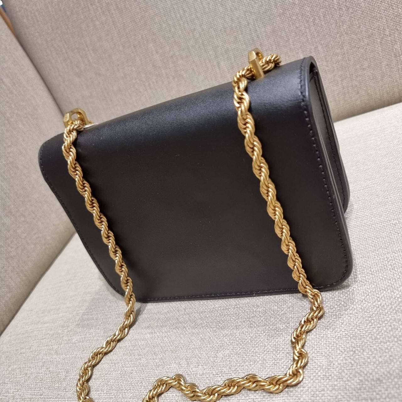 TORY BURCH ELEANOR SMALL CONVERTIBLE SHOULDER BAG ฮอตไอเท็ม รุ่นนี้ขายดีขายหมด คัมแบค!! สวยหรู คุณหนู ผู้ดี!! หายากมากที่สุด!! กระเป๋าสะพายข้าง ดีไซน์อยู่ทรง ขนาดกำลังสะดวกใช้สำหรับสาว วัสดุหนังแท้เต็มใบ สีทูโทน เปิด-ปิดด้วยแถบแม่เหล็ก ภายในแบ่งสัดส่วนได้