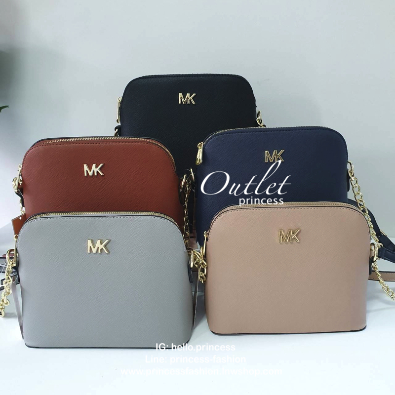MICHEAL KORS CHAIN CROSSBODY BAG กระเป๋าสะพายแบรนด์ดังทรงสุดฮิตหนัง SAFFIANO ทั้งใบ ด้านหน้าประดับโลโก้แบรนด์ MK สีทอง ขนาดกำลังดี เปิดปิดด้วยซิปสะดวกใช้ ภายในบุผ้าแบรนด์ มีช่องซิปและช่องใส่มือถือ ด้านหลังมีช่องใส่ของจุกจิก อีกหนึ่งช่องพร้อมกระดุมแม่เหล็ด